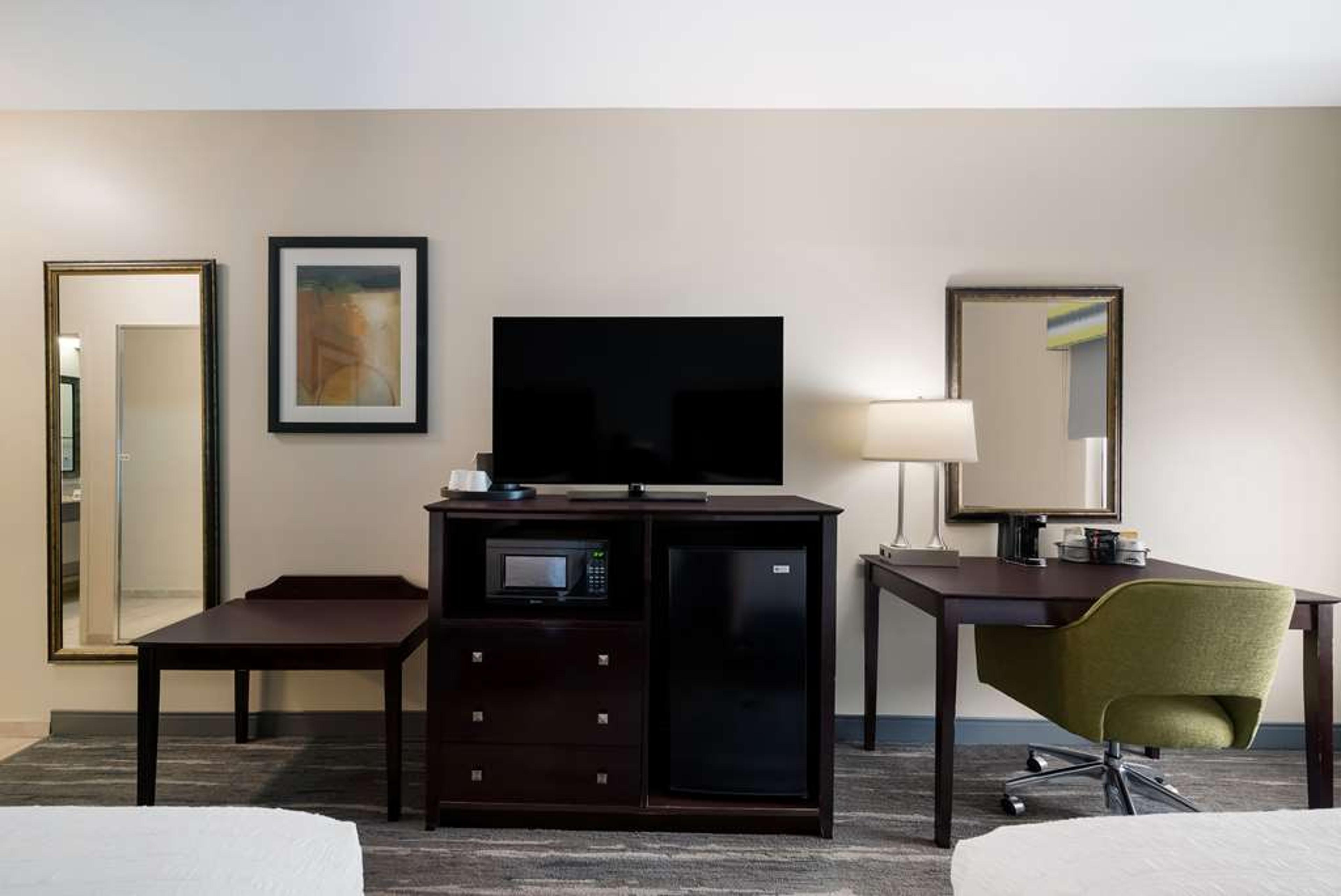 HAMPTON INN MARSHALL