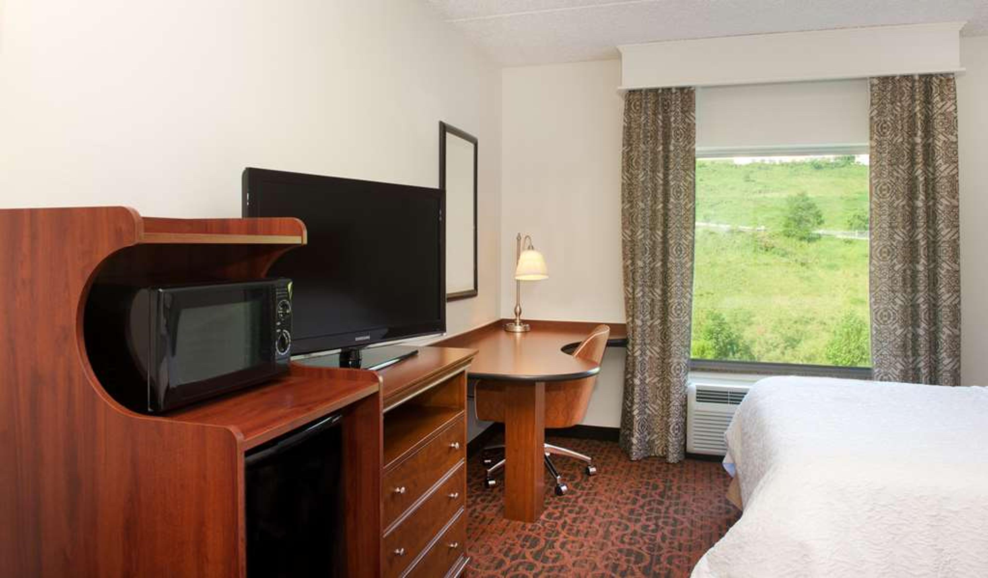Hampton Inn &amp; Suites Pittsburgh/Meadow Lands,