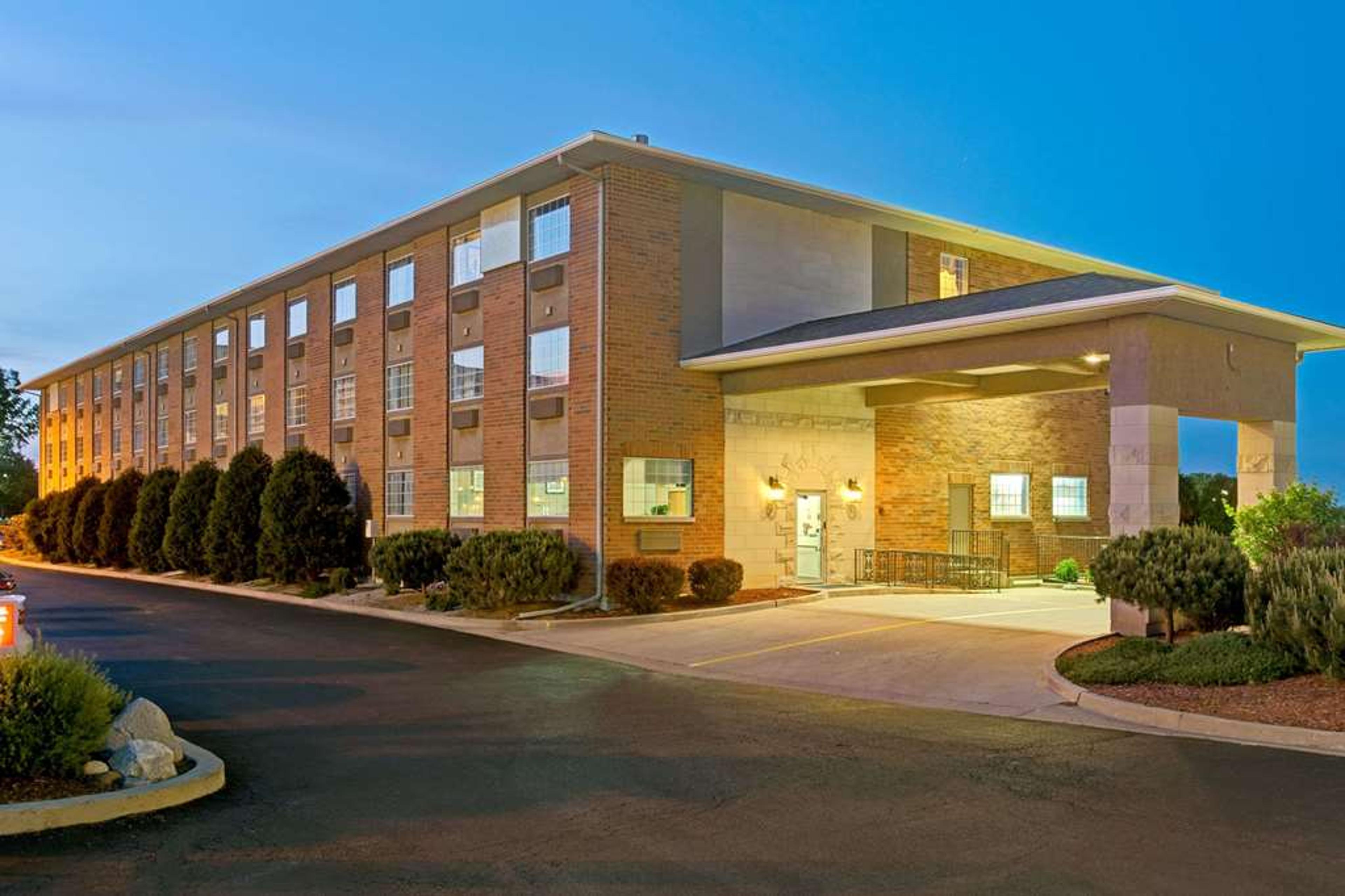 GURNEE GRAND HOTEL