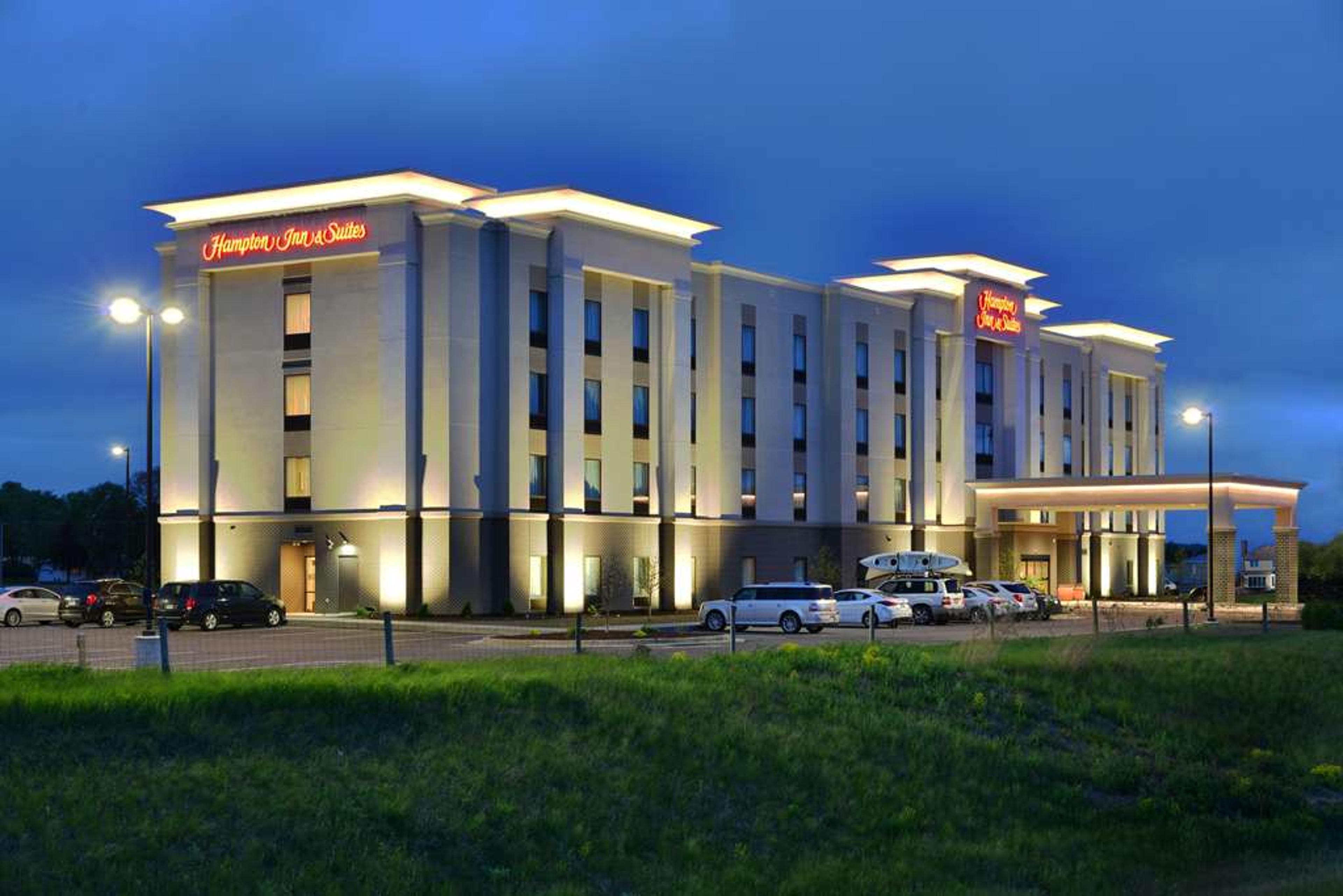 HAMPTON INN AND SUITES CHIPPEWA FAL