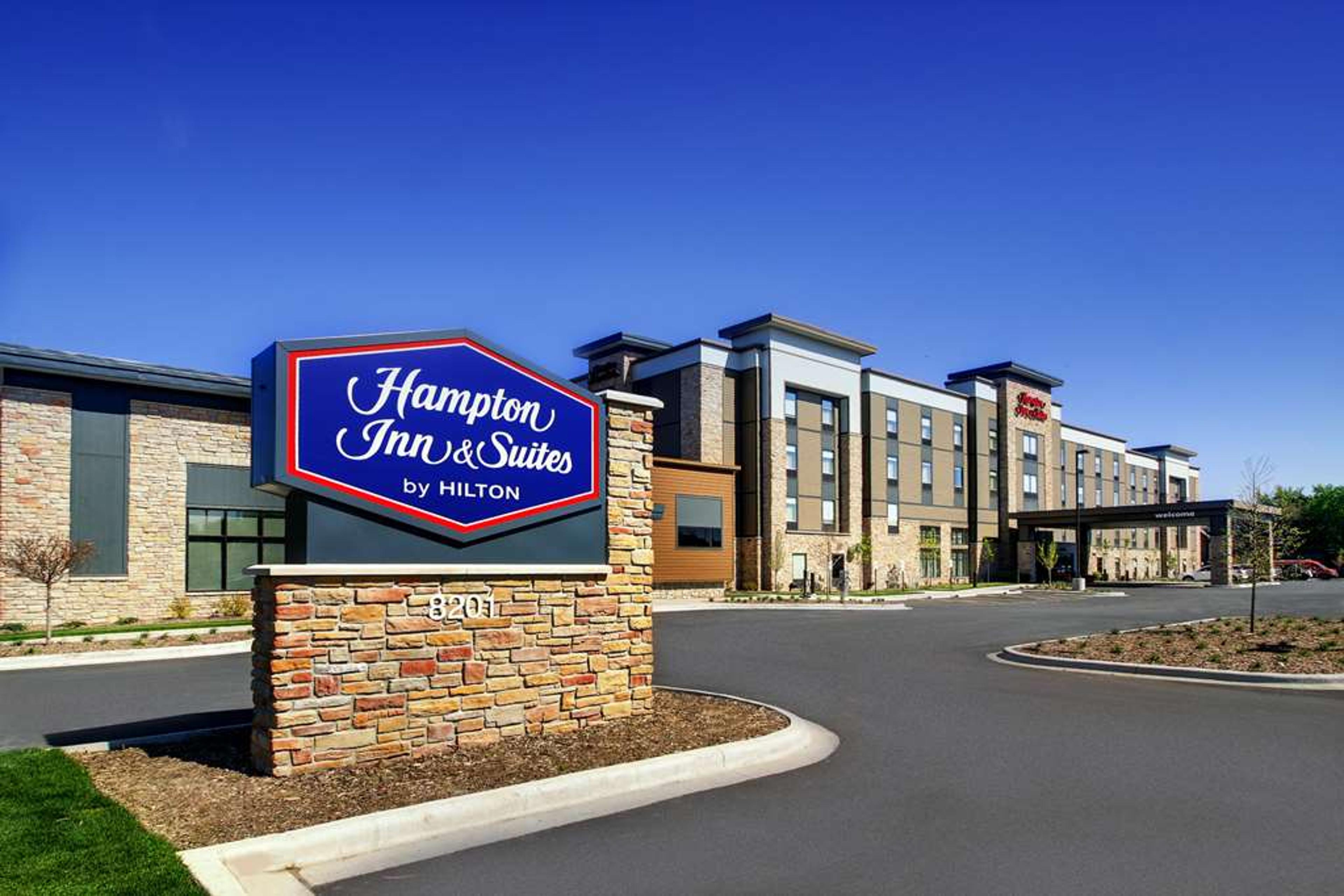 HAMPTON INN AND SUITES MILWAUKEE WE