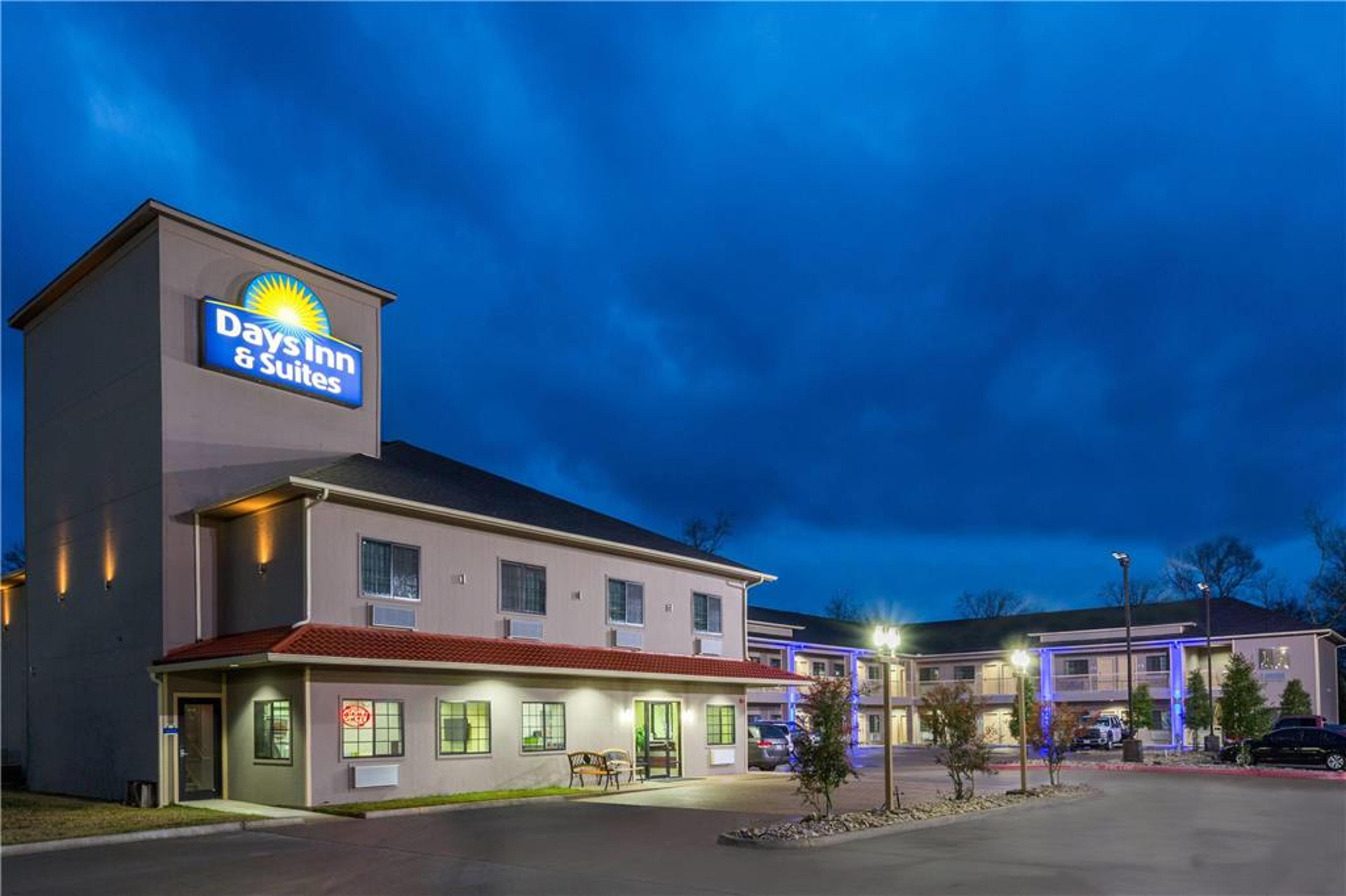 DAYS INN & SUITES BY WYNDHAM MADISO