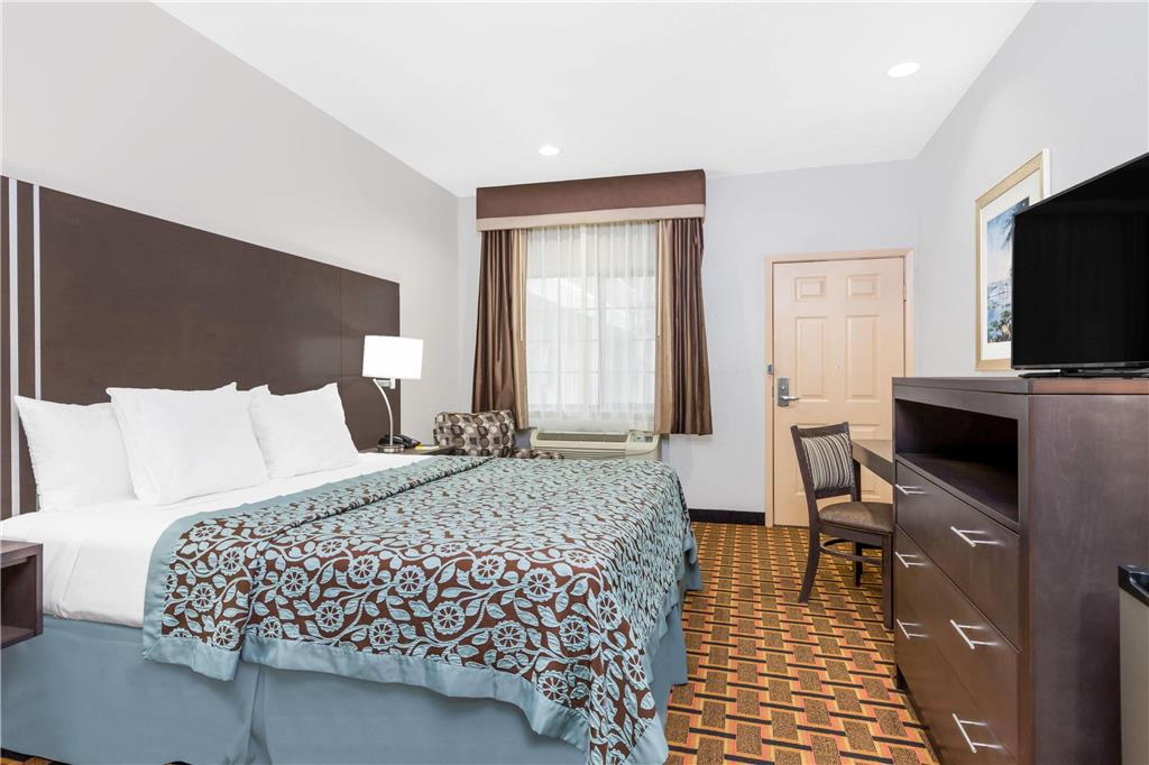 DAYS INN & SUITES BY WYNDHAM MADISO