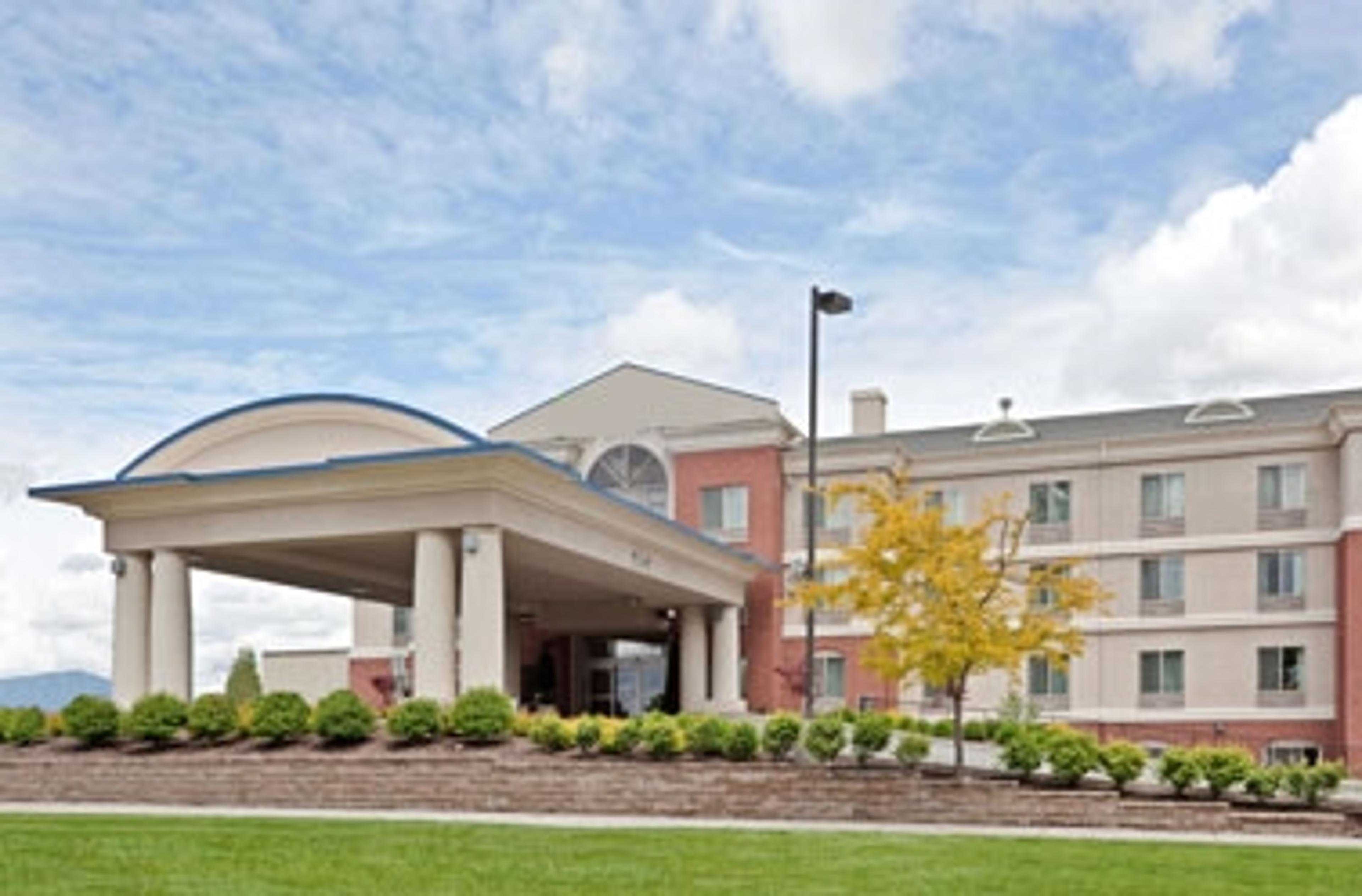 TRIPLE PLAY RESORT HOTEL AND SUITES