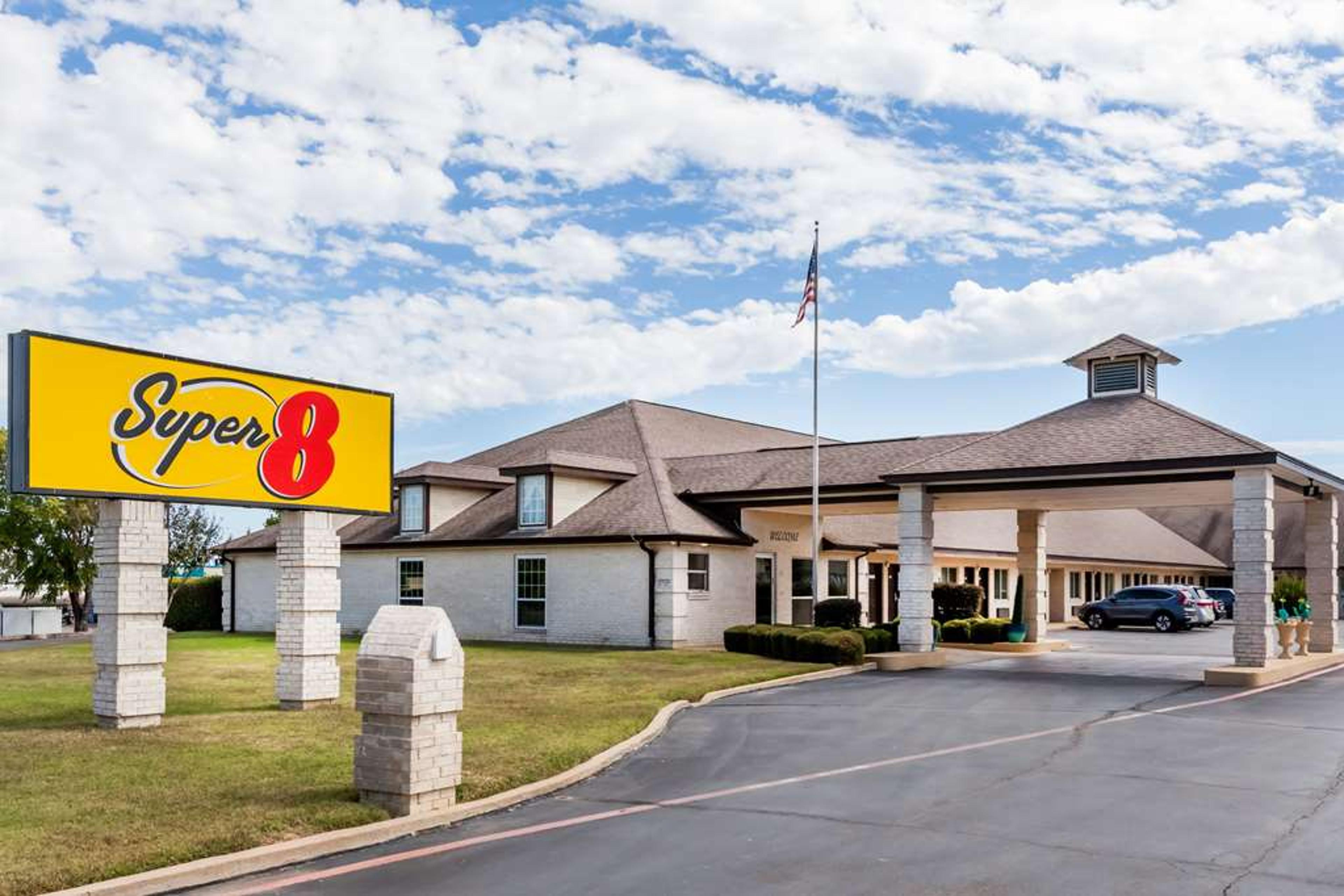 SUPER 8 CLEBURNE
