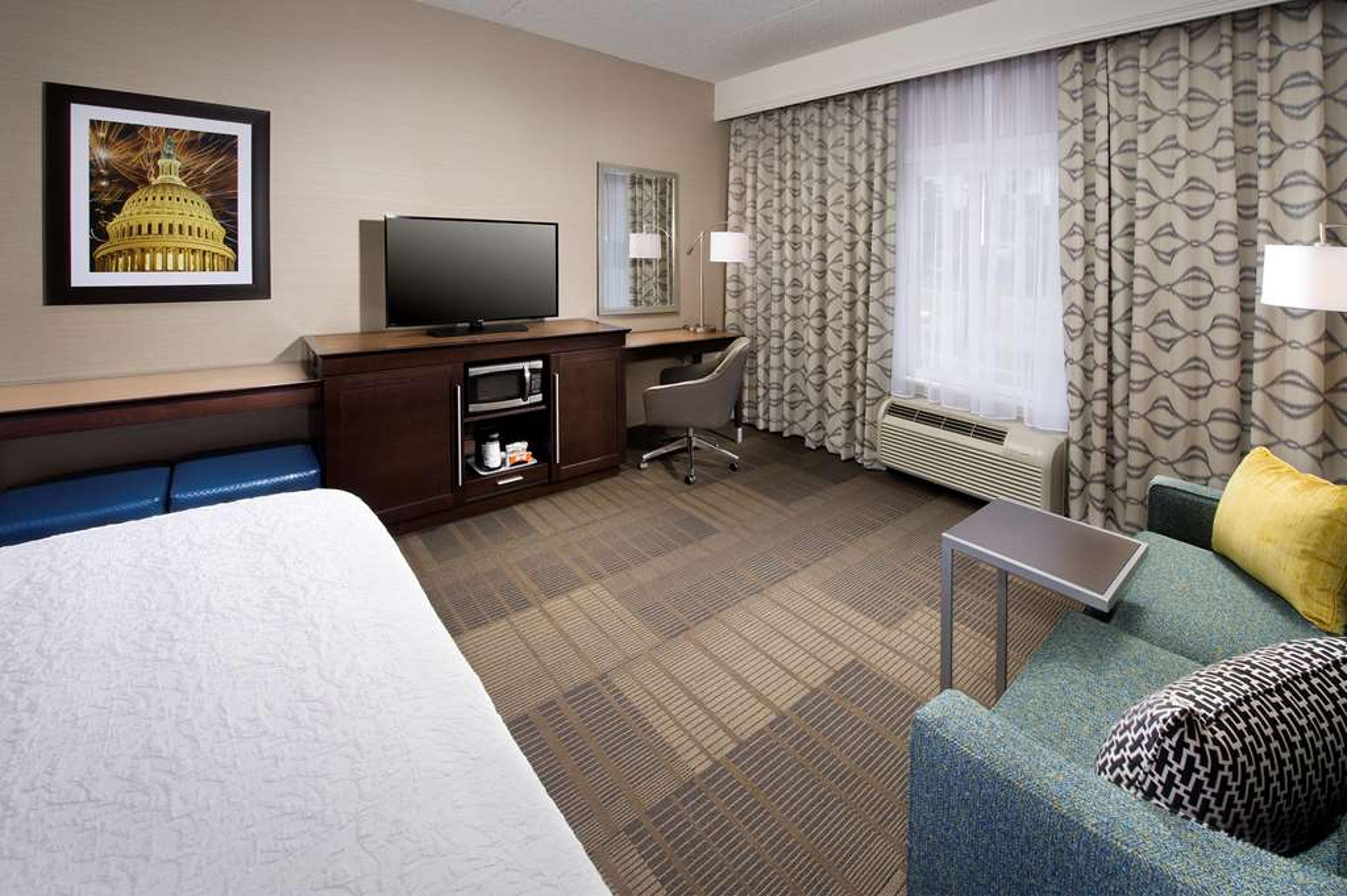 HAMPTON INN SUITES FALLS CHURCH