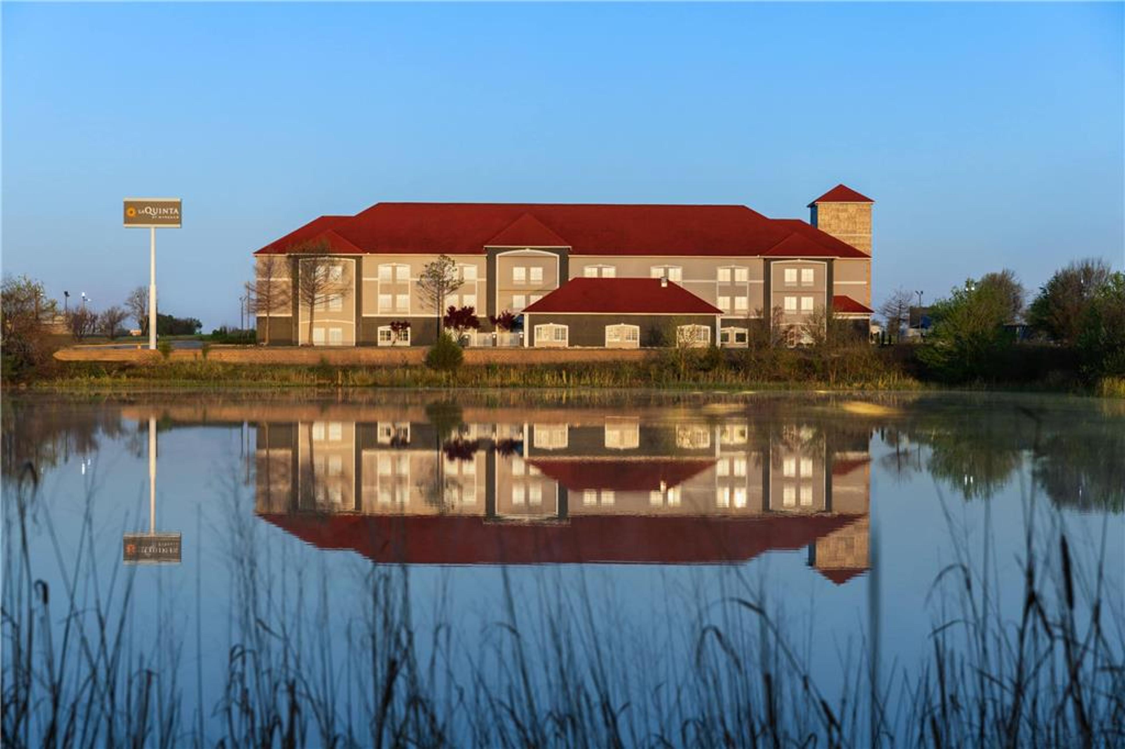 LA QUINTA INN STE SHAWNEE