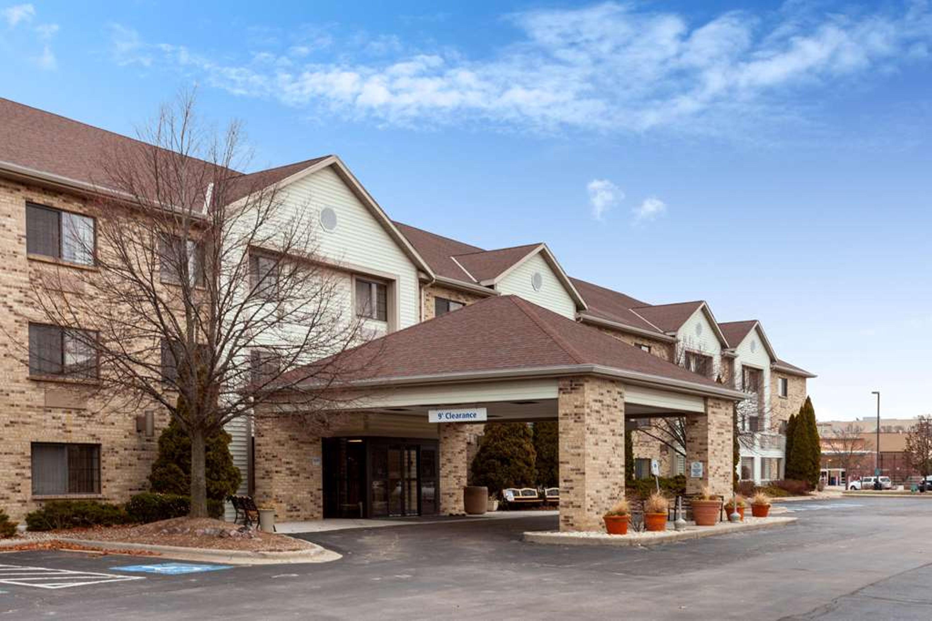 LA QUINTA INN STE MKE DELAFIELD