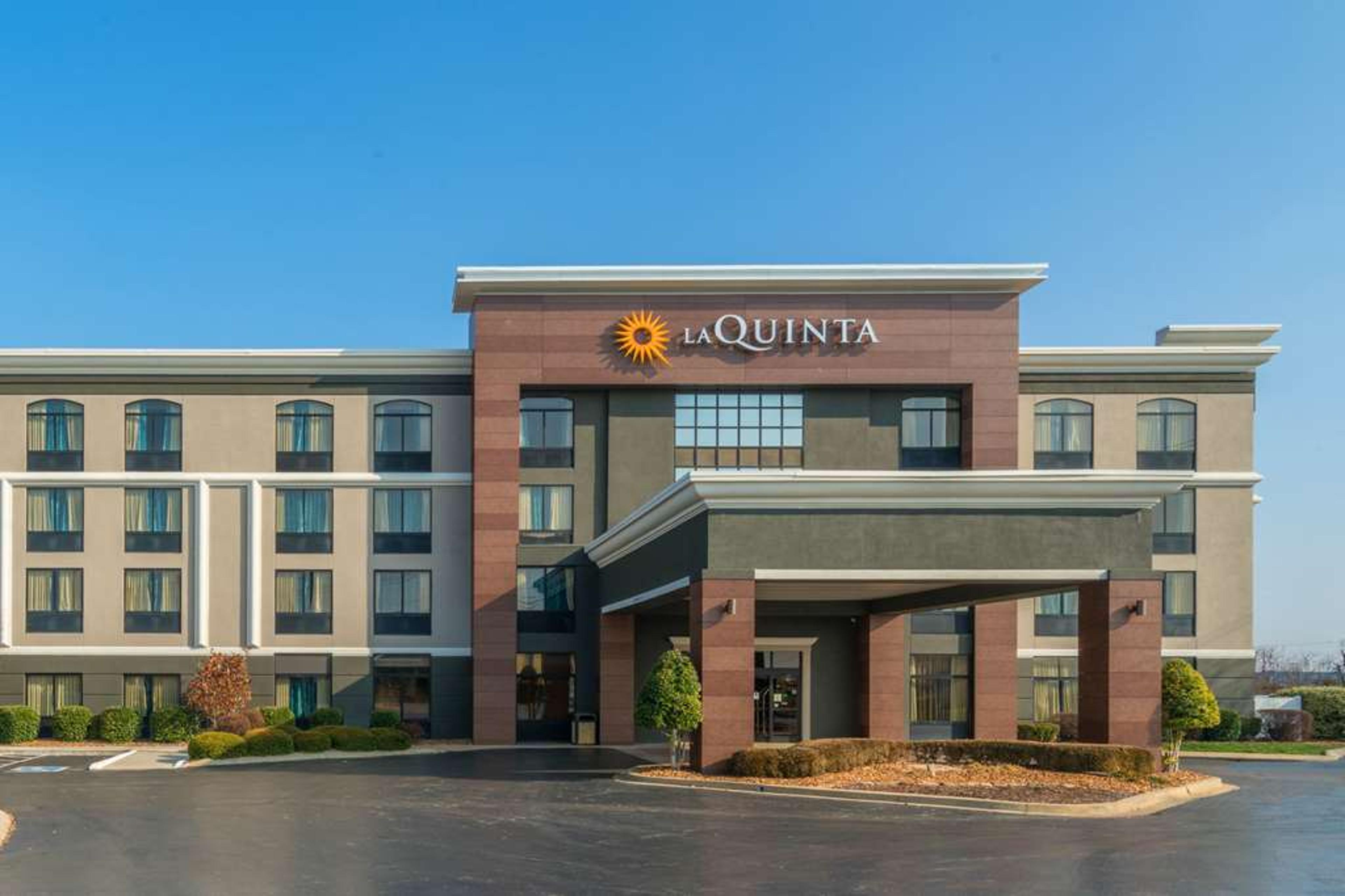 LA QUINTA INNS AND SUITES CLARKSVI