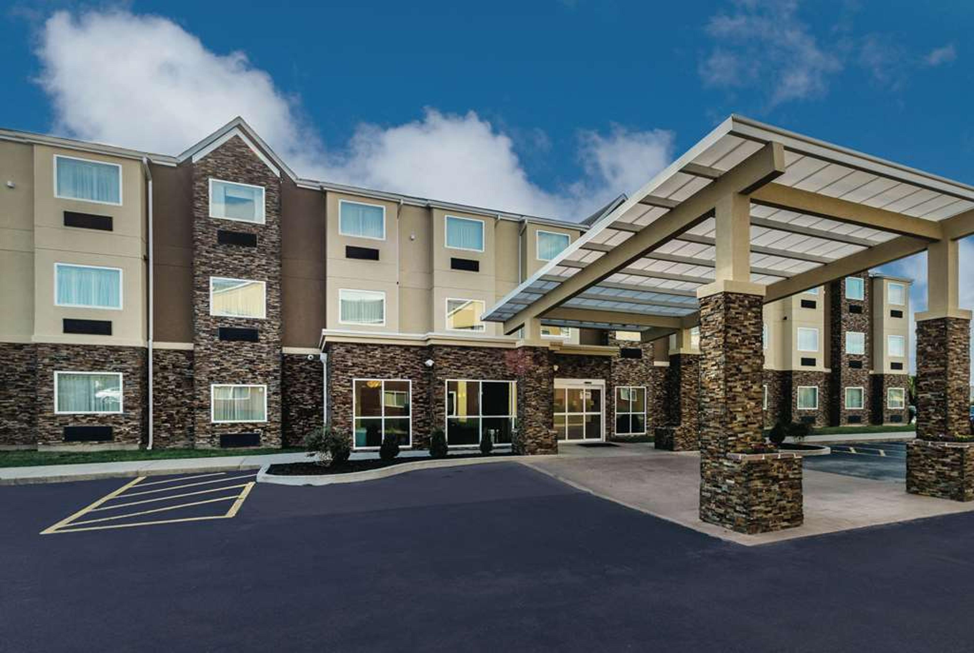 La Quinta Inn & Suites by Wyndham Collinsville - St. Louis
