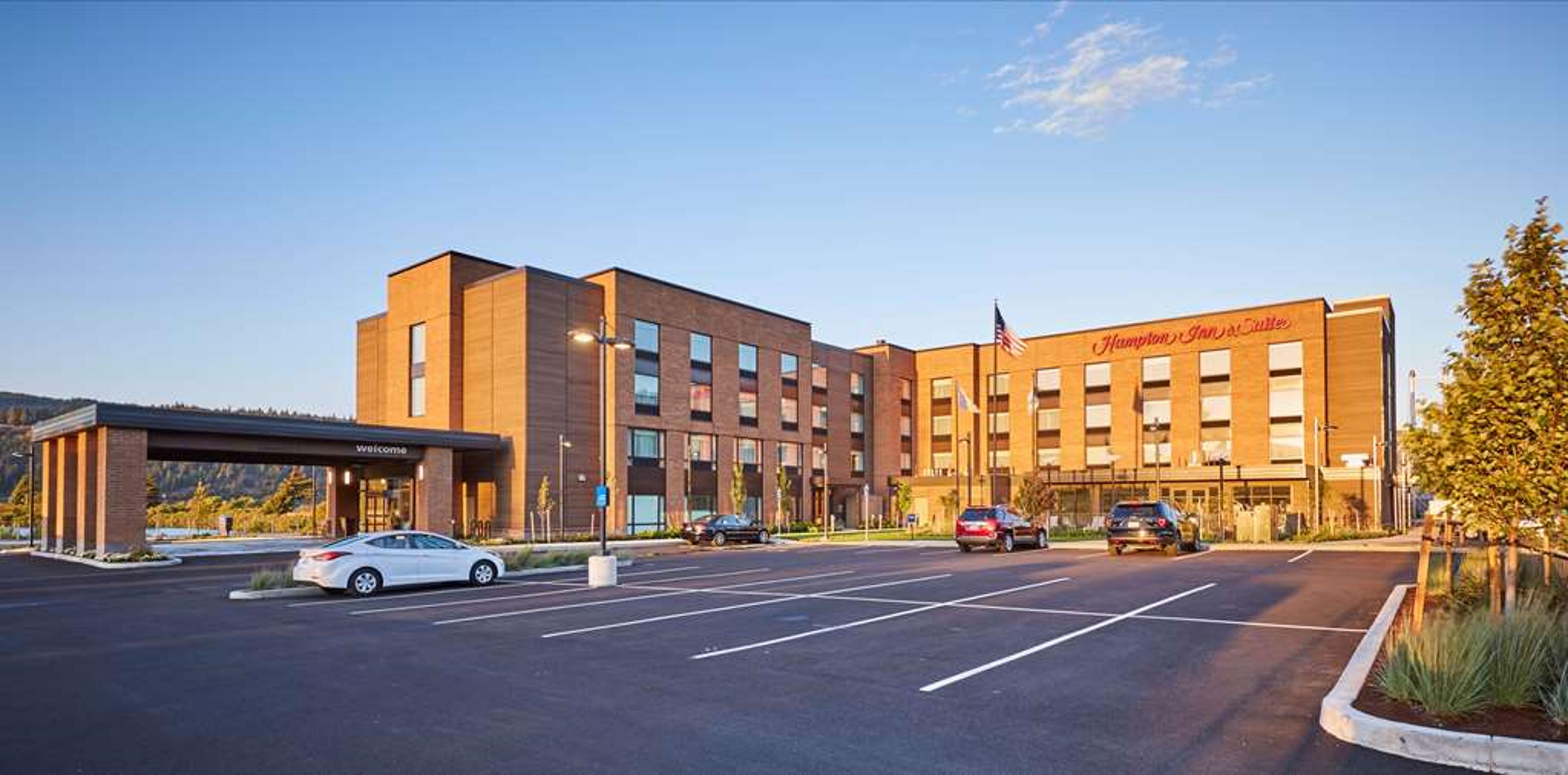 HAMPTON INN AND  SUITES HOOD RIVER