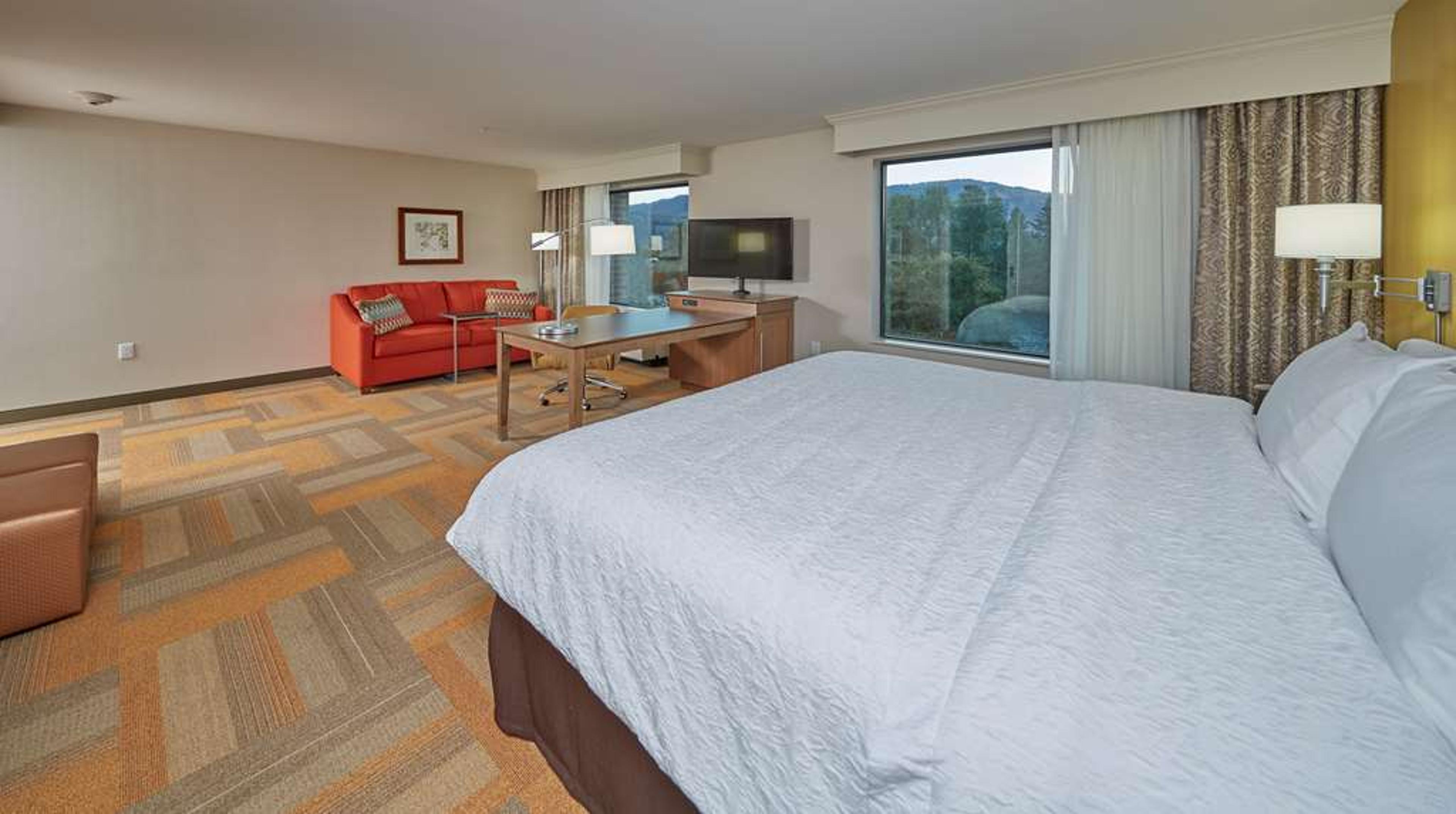 HAMPTON INN AND  SUITES HOOD RIVER