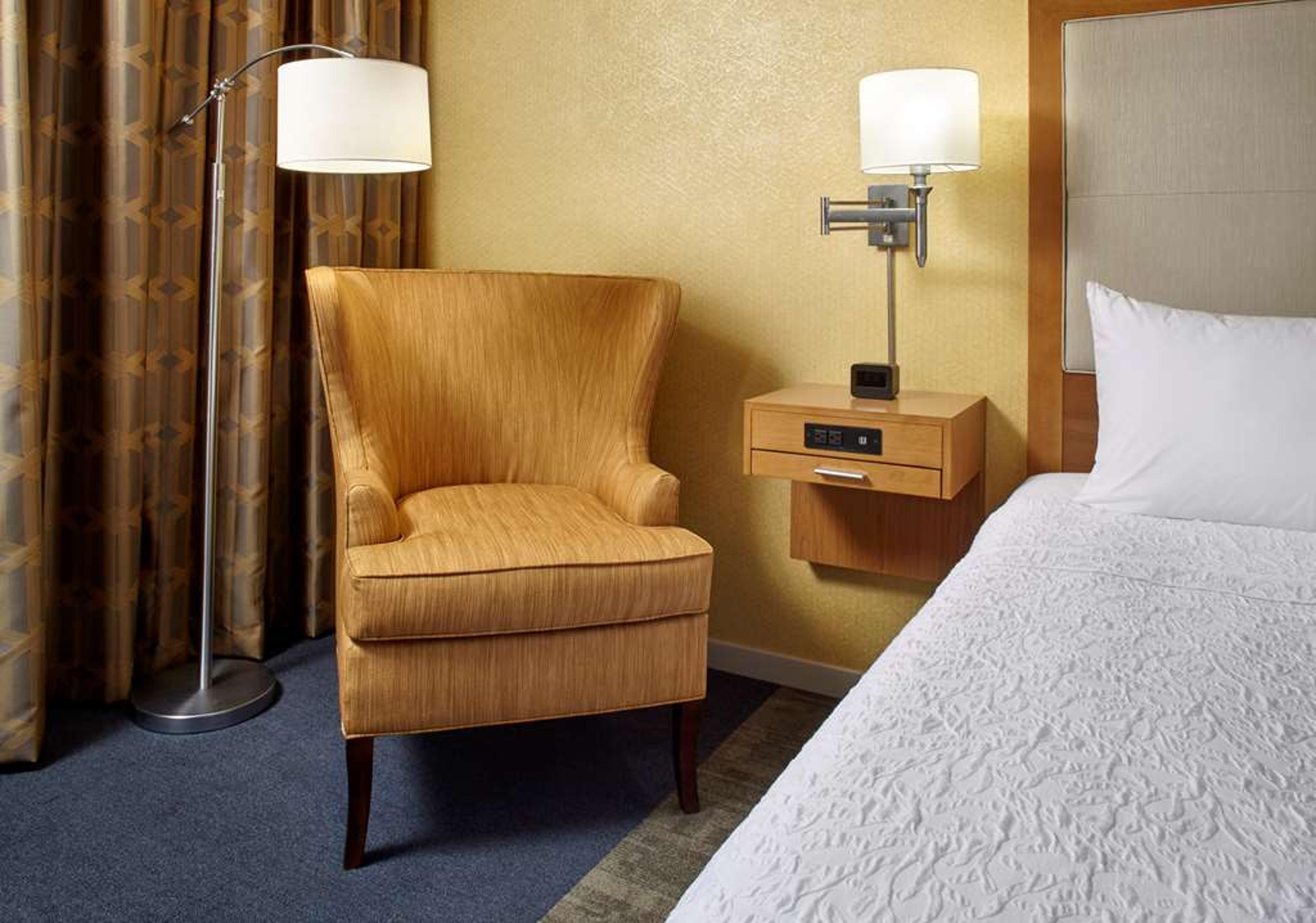 HAMPTON INN AND SUITES PITTSBURGH A