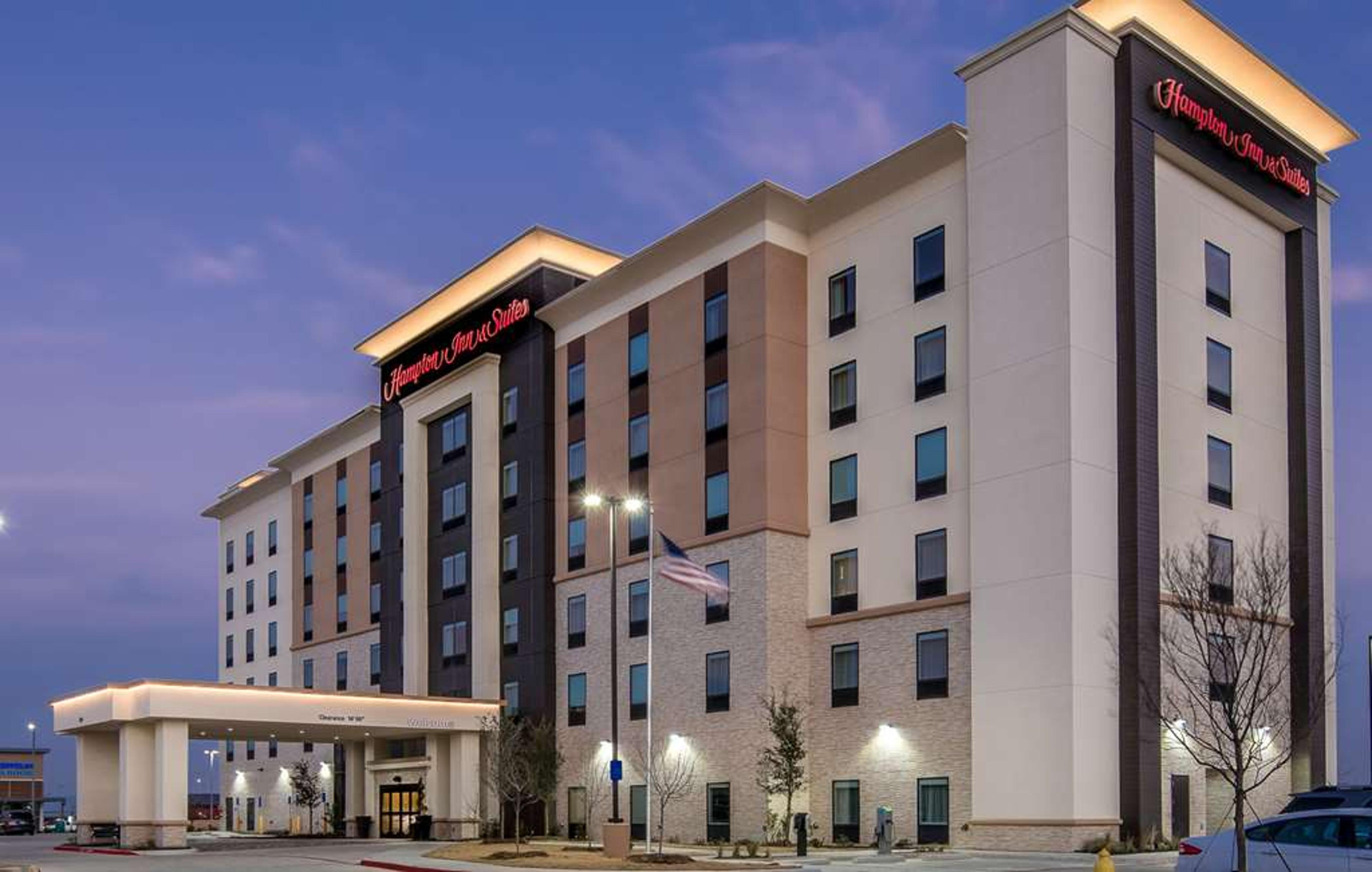 HAMPTON INN AND SUITES DALLAS-THE C