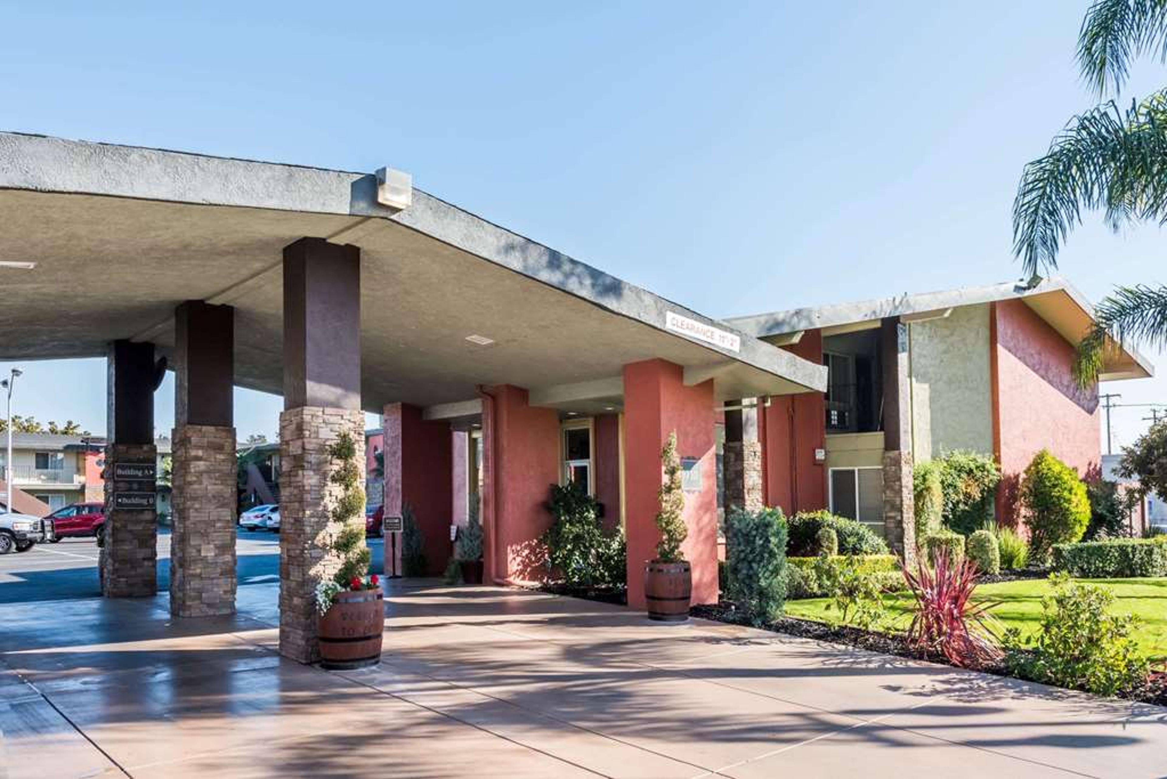 DAYS INN & SUITES BY WYNDHAM LODI