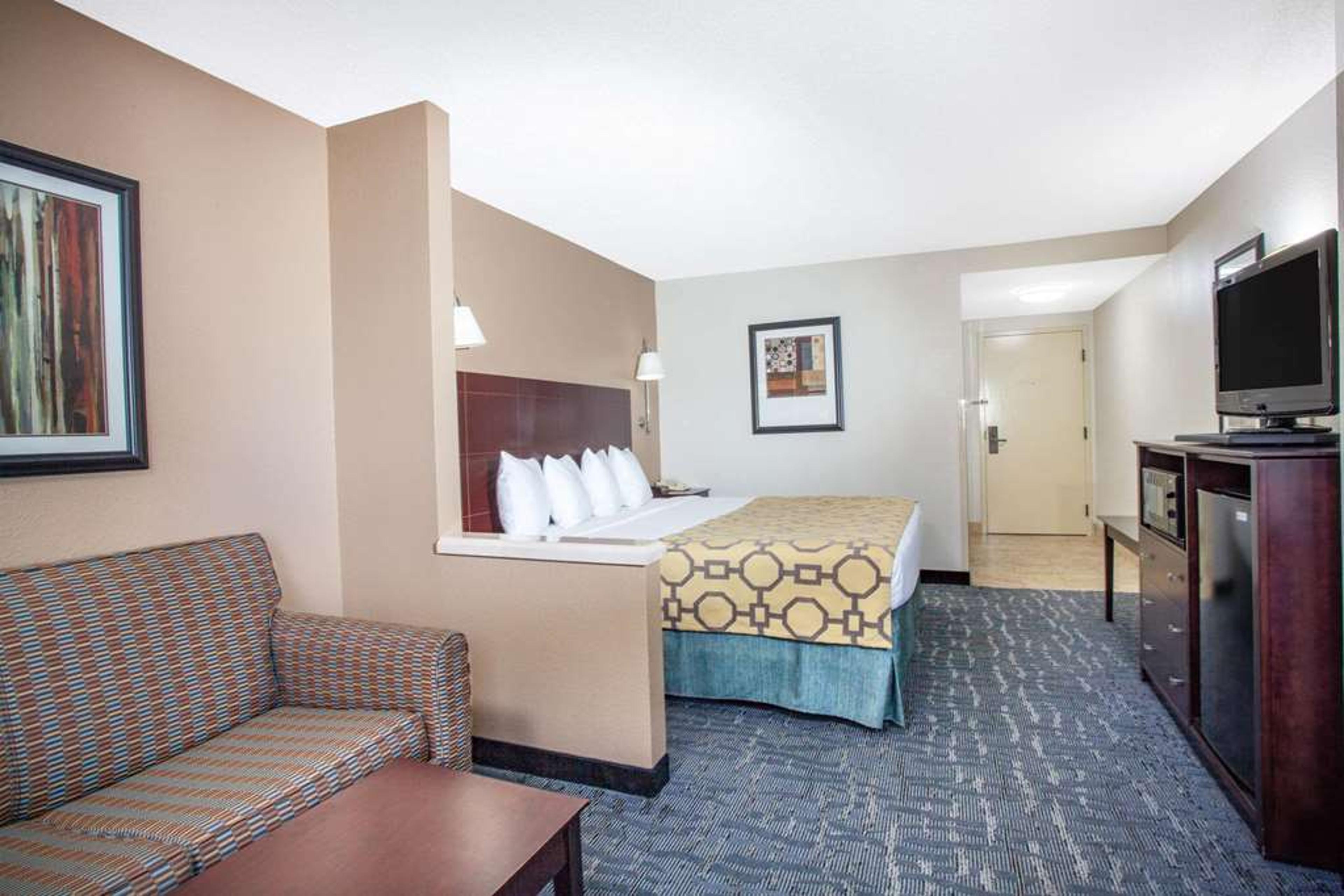 BAYMONT BY WYNDHAM, SARALAND