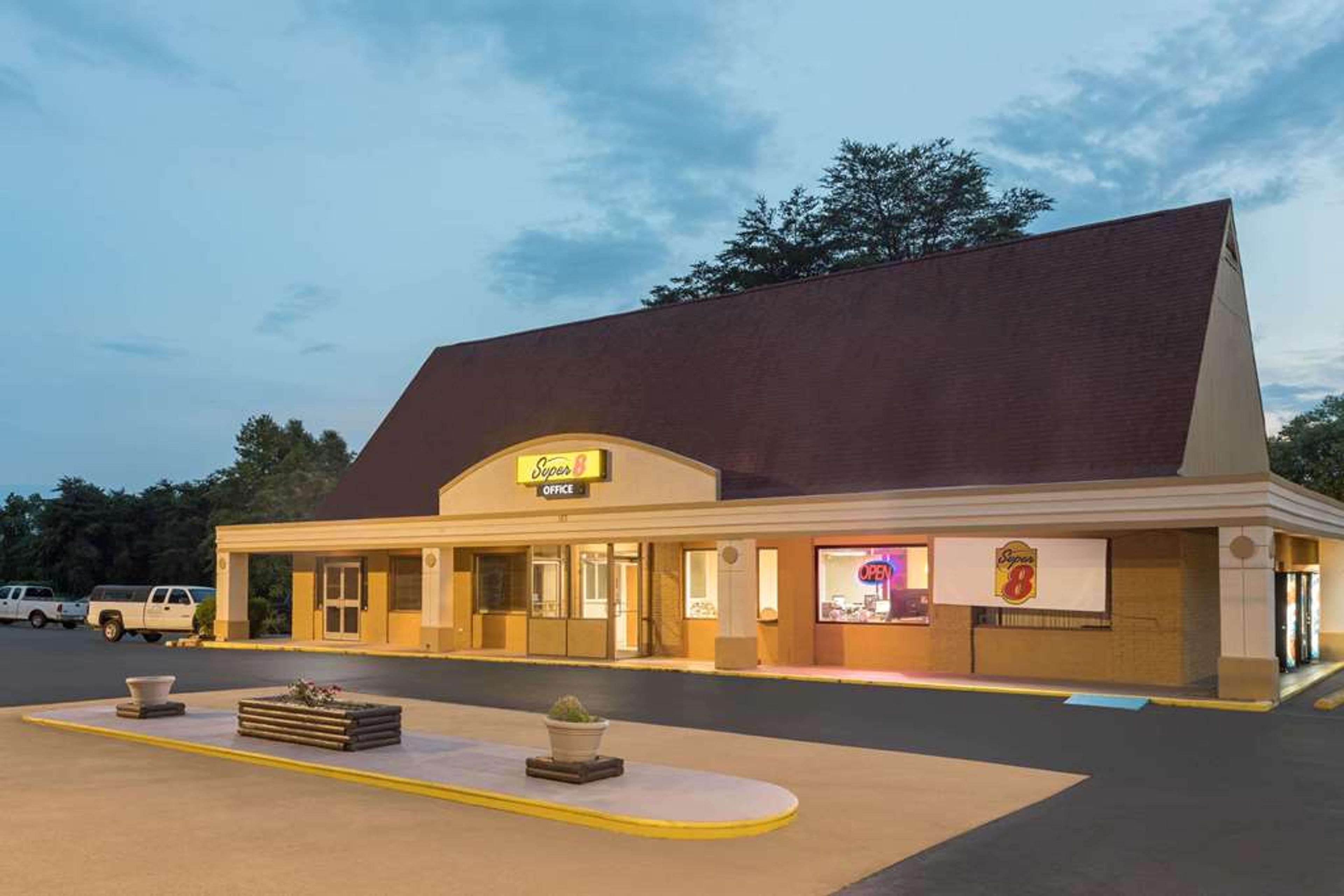 SUPER 8 BY WYNDHAM ASHEVILLE AIRPOR