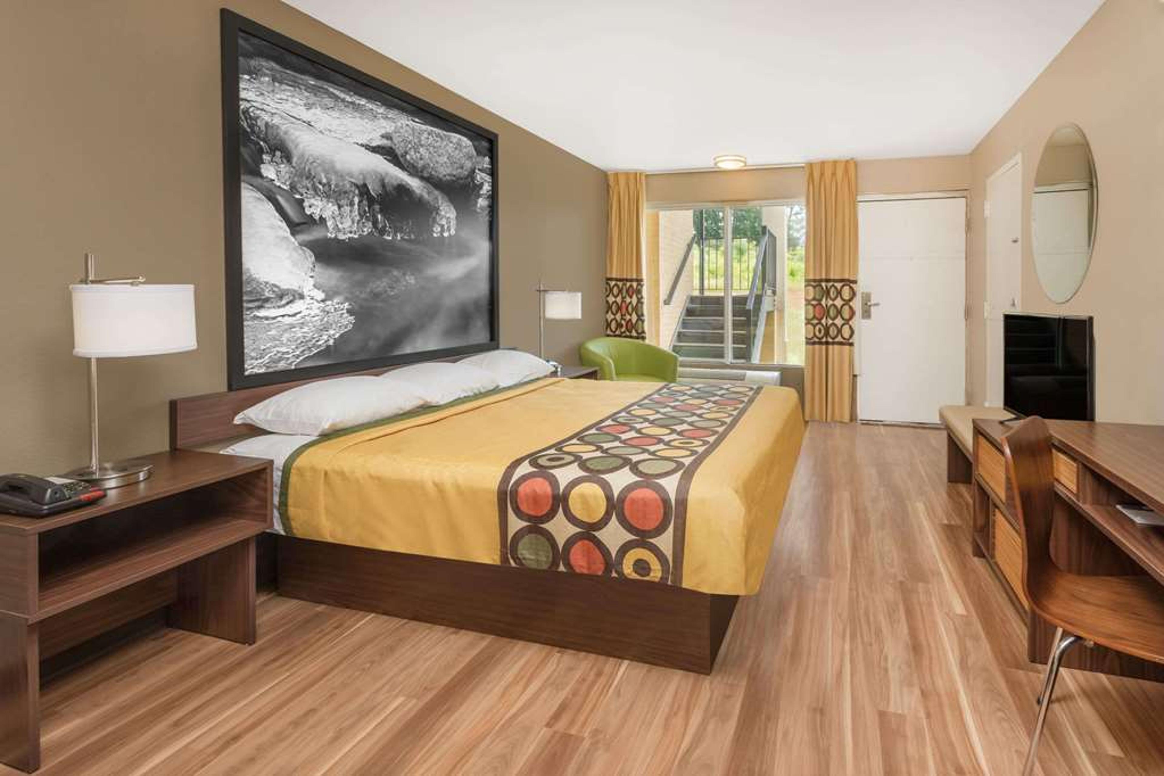 SUPER 8 BY WYNDHAM ASHEVILLE AIRPOR