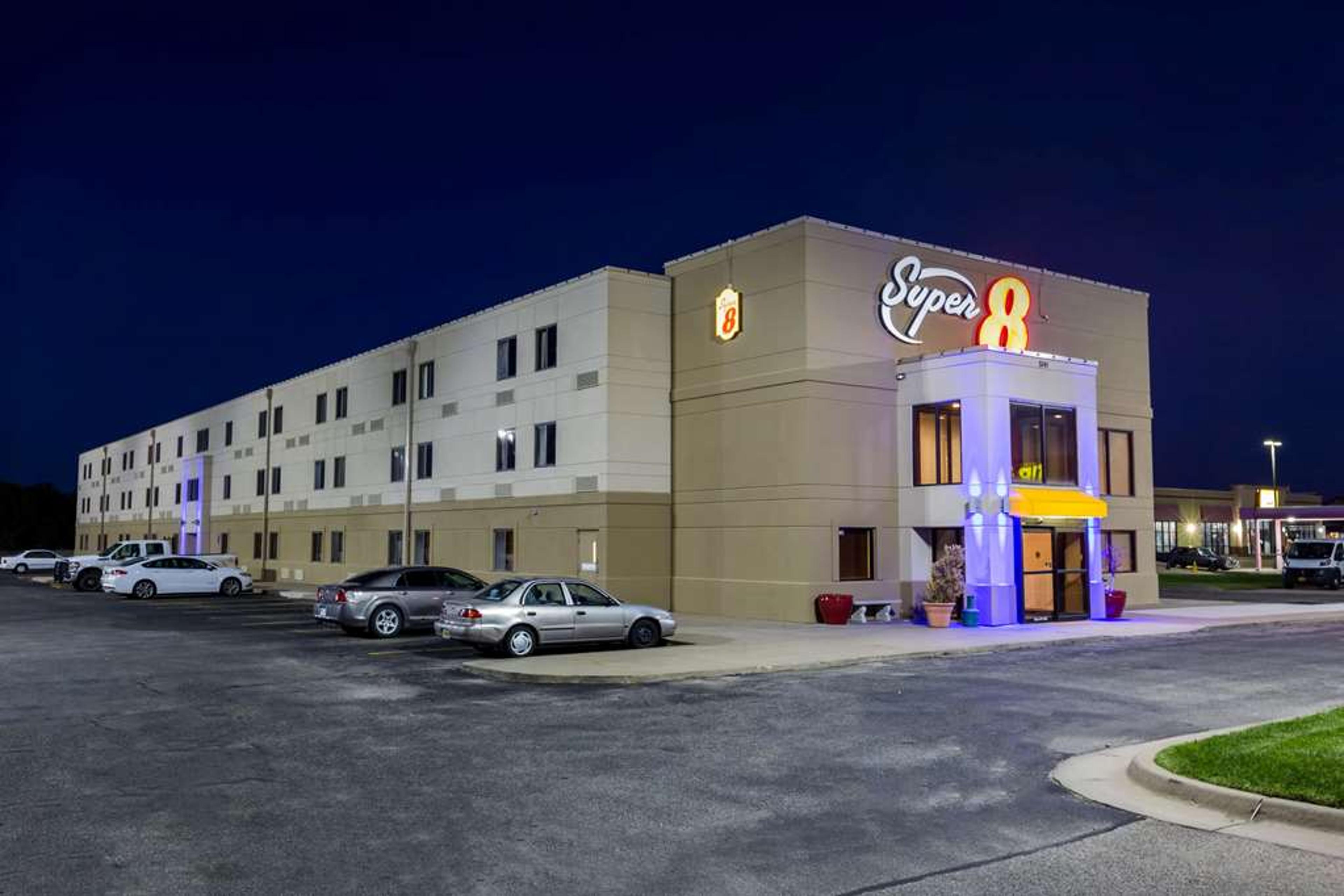 SUPER 8 BY WYNDHAM WICHITA NORTH
