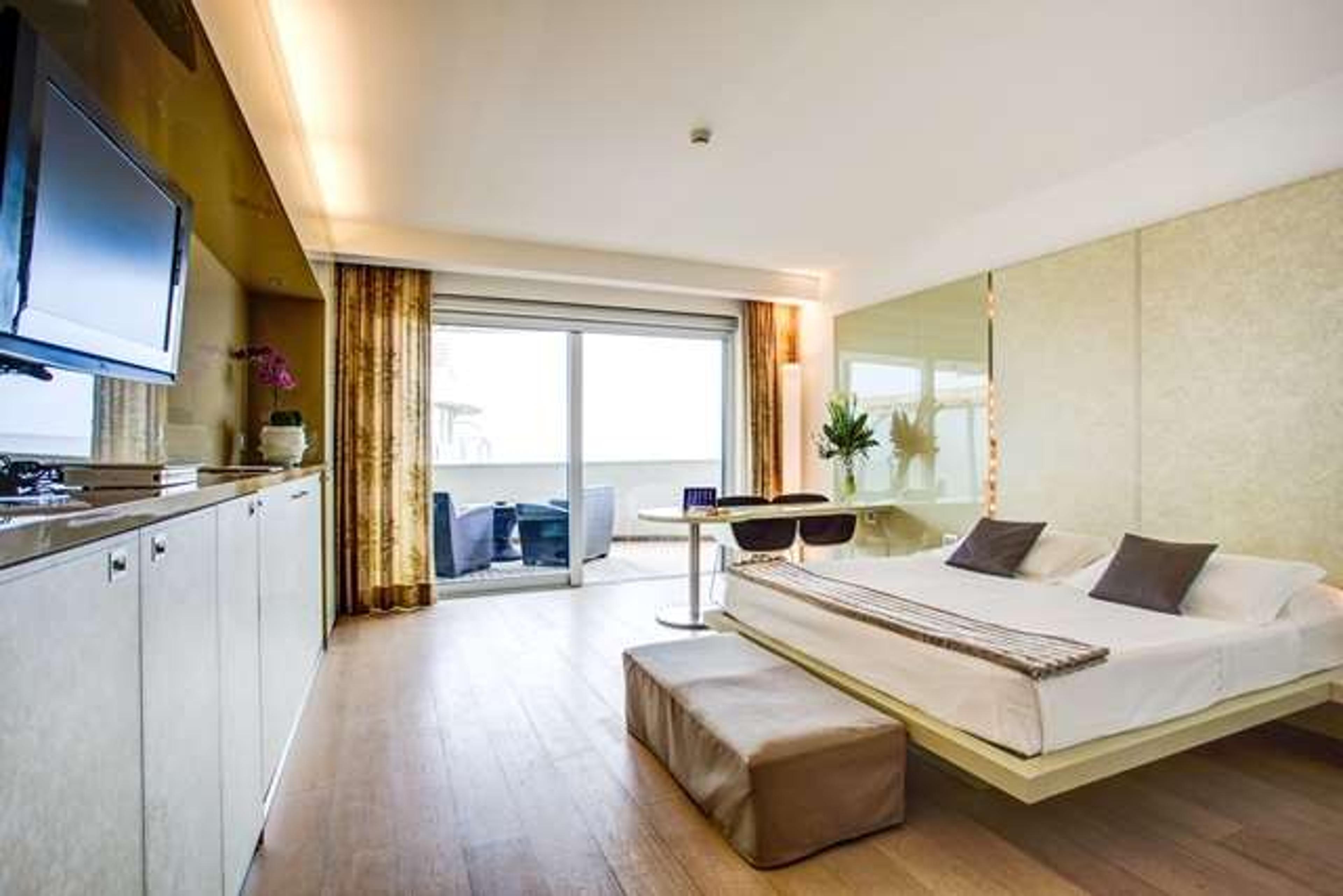 HOTEL PREMIER AND SUITES