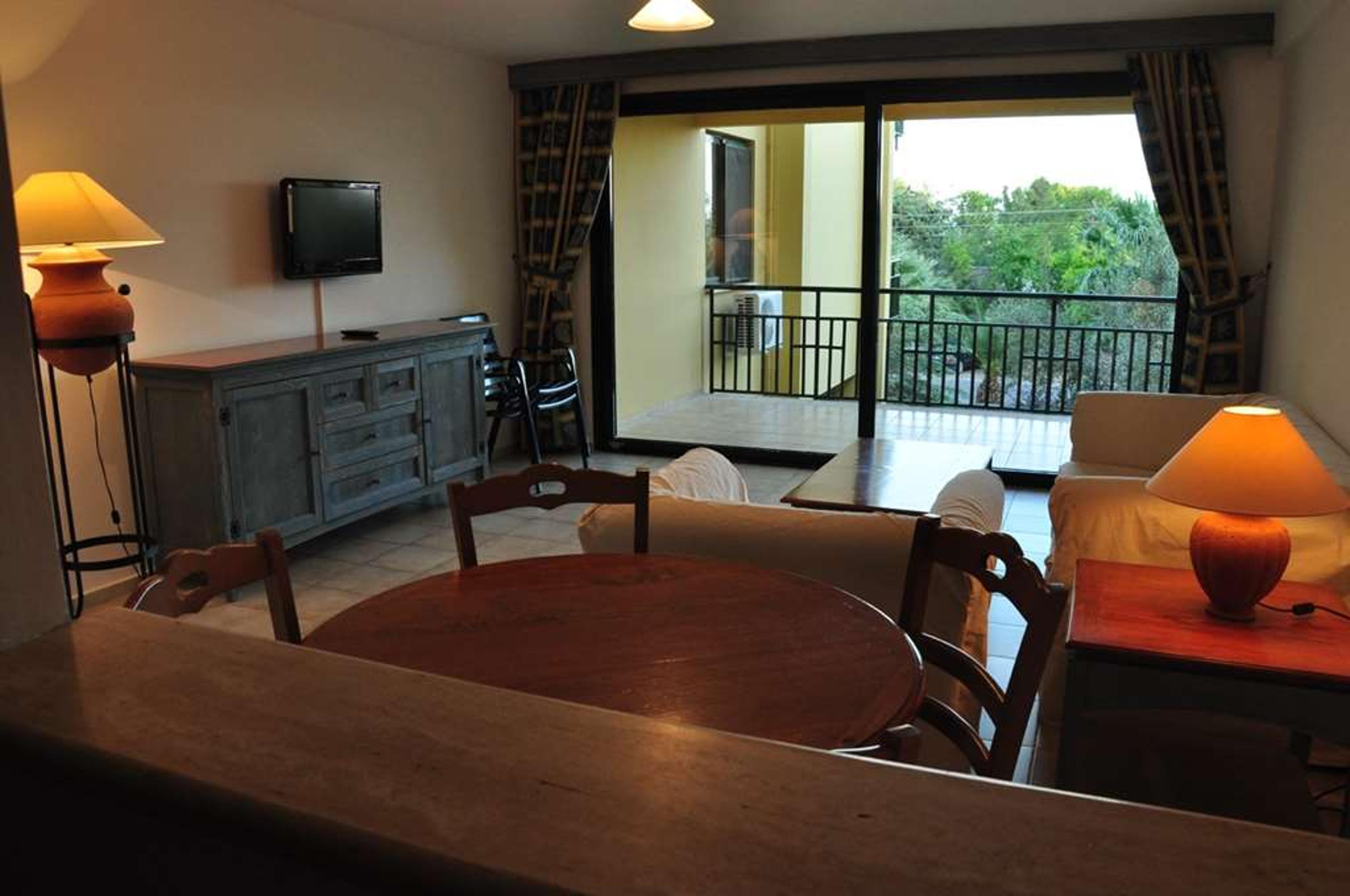 PALM COURT SUITES