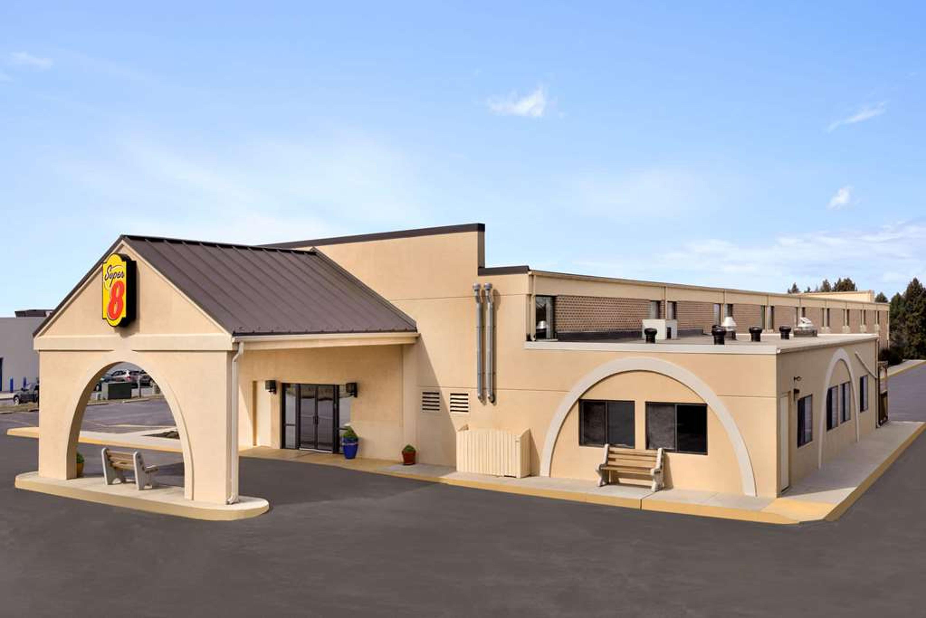 SUPER 8 BY WYNDHAM CHAMBERSBUR