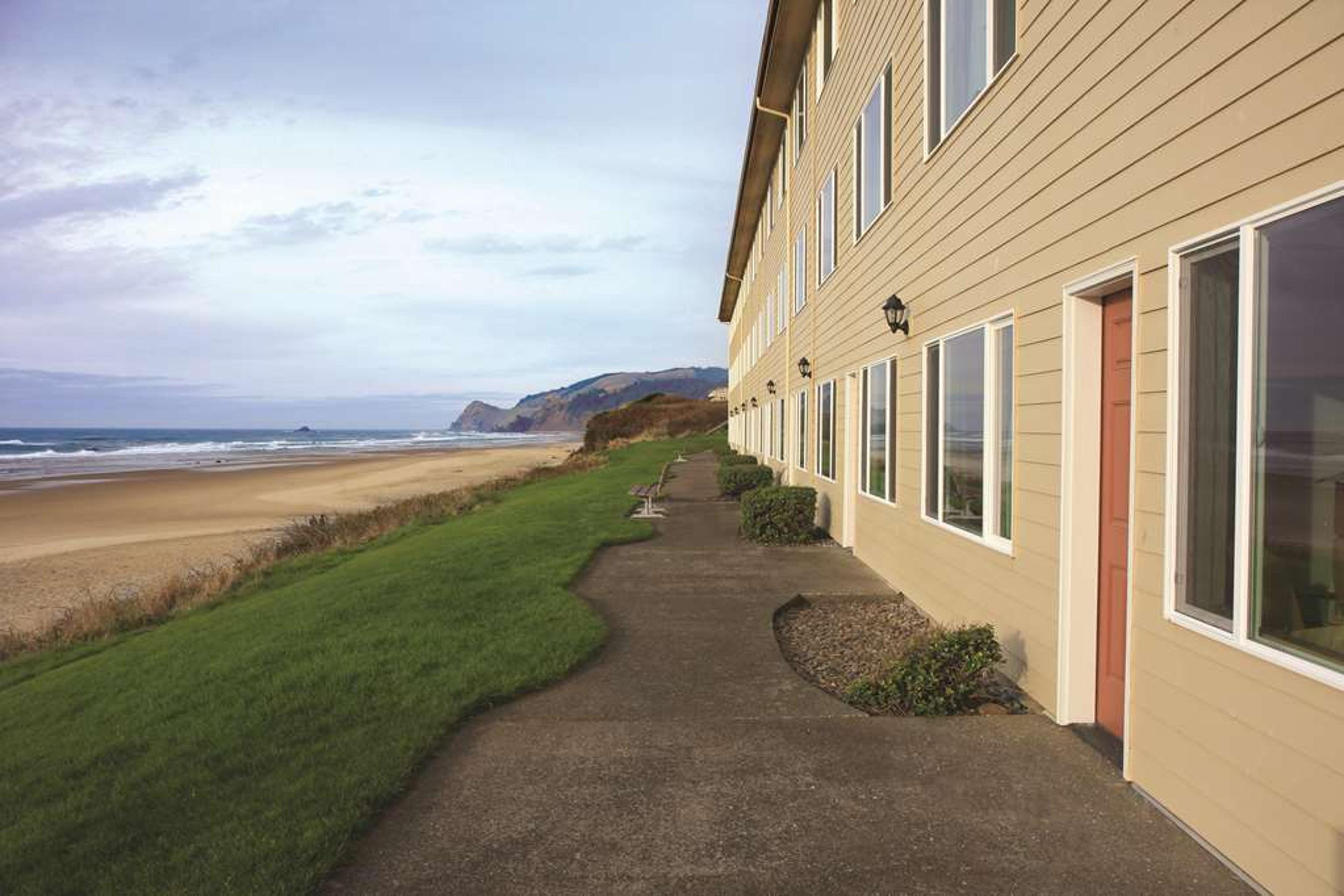 CHINOOK WINDS CASINO RESORT