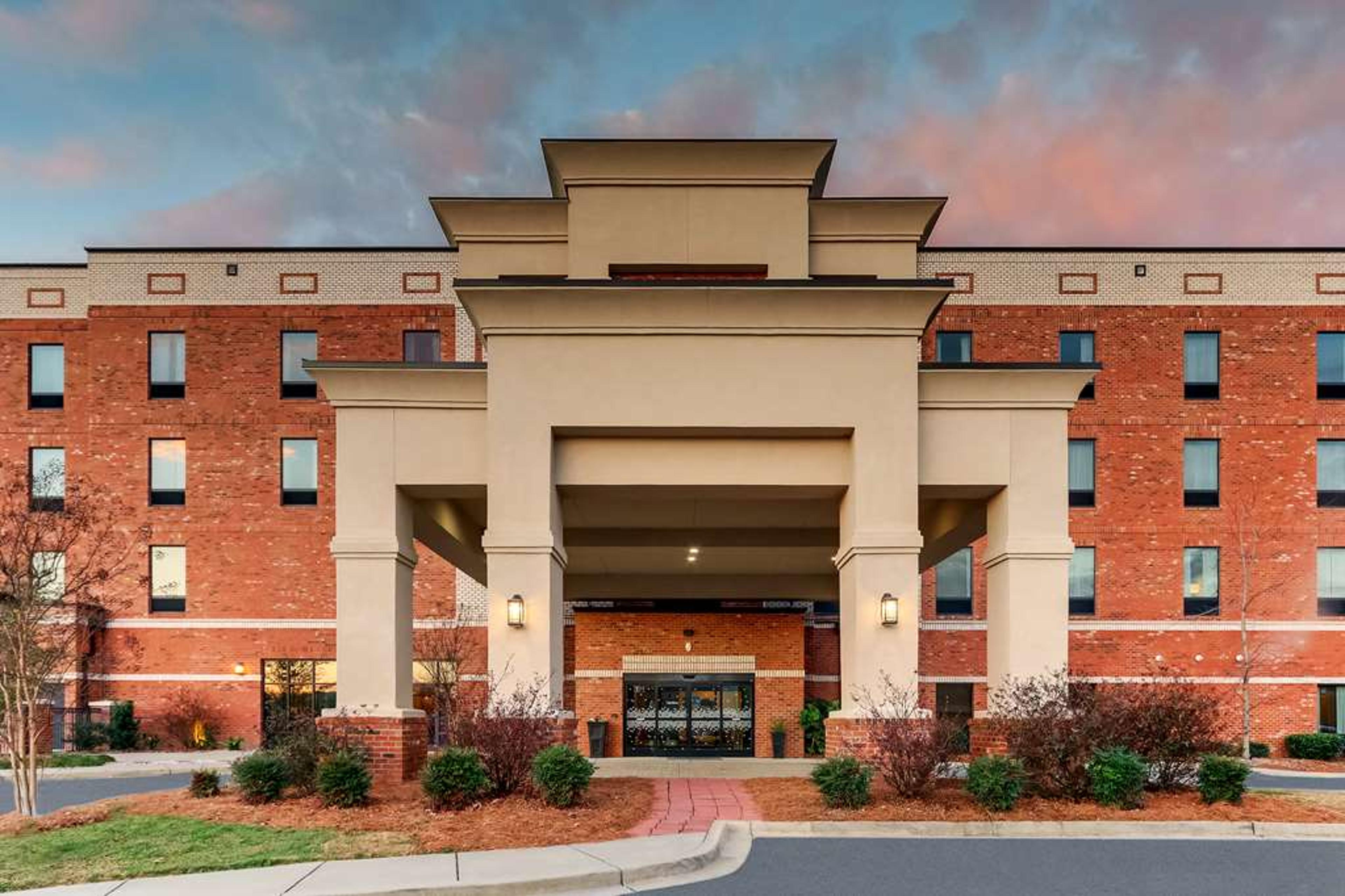 HAMPTON INN AND SUITES HARTSVILLE