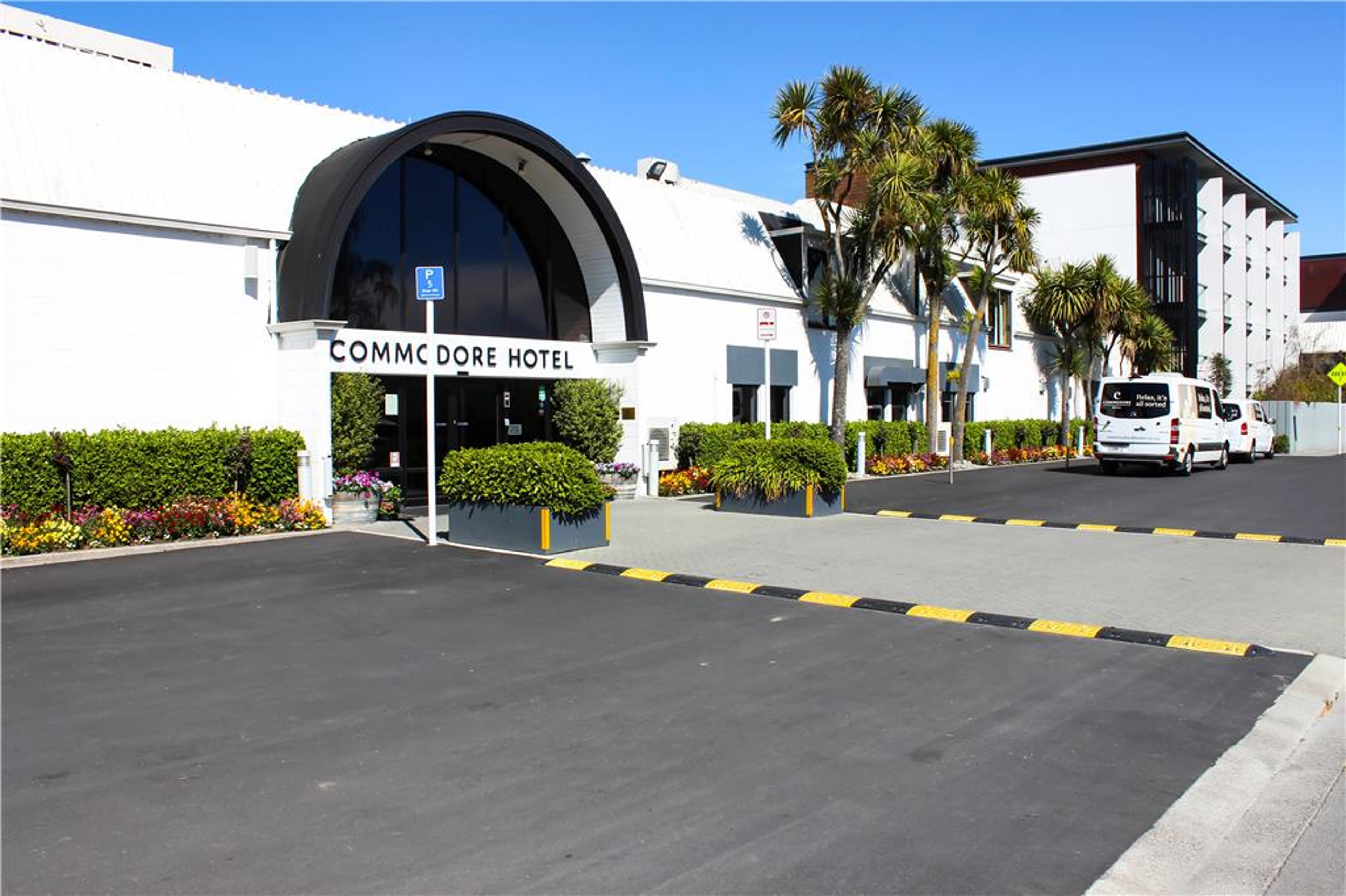 COMMODORE AIRPORT HOTEL