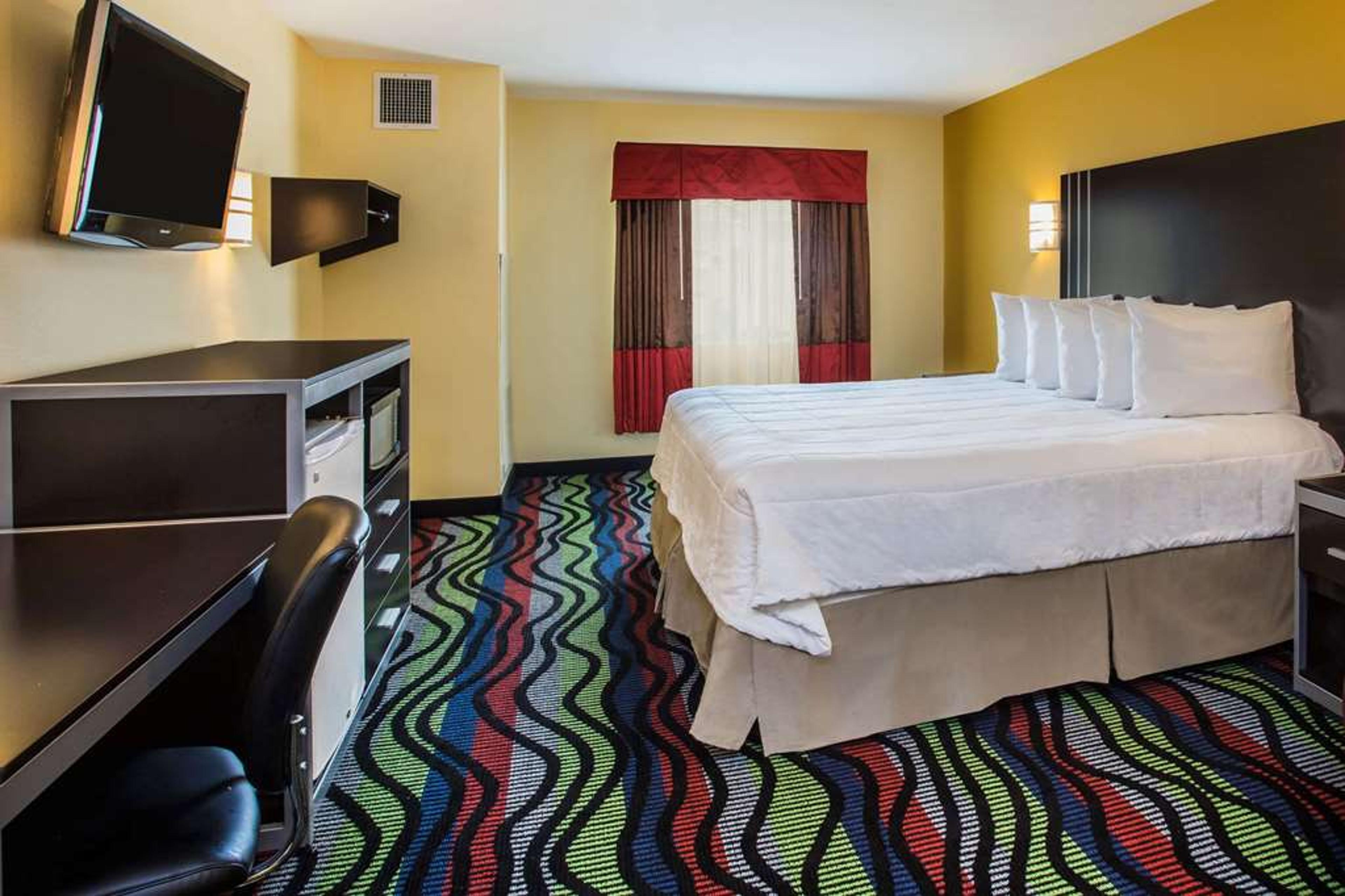 DAYS INN & SUITES BY WYNDHAM AUGUST