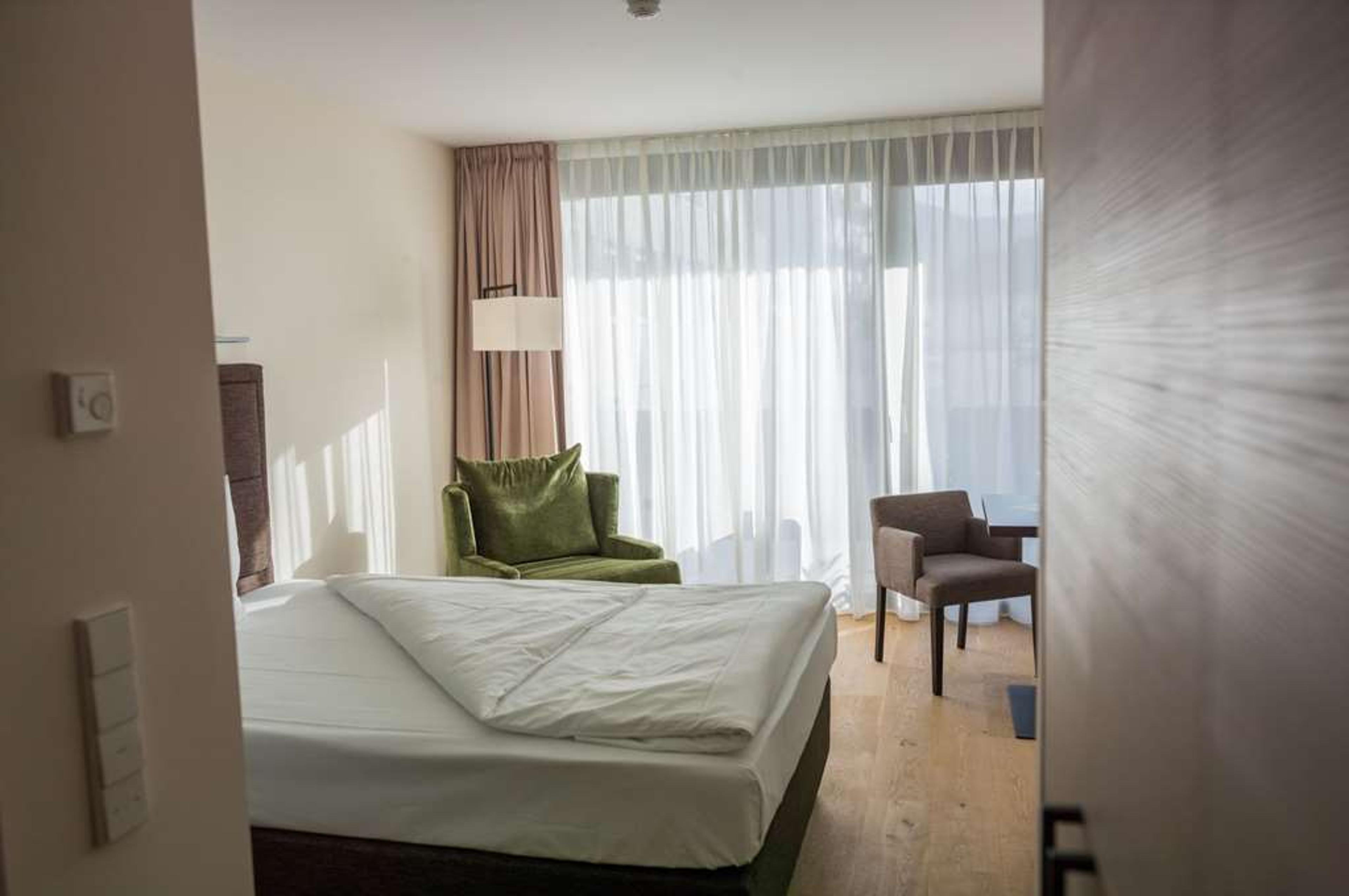 SUYTES Business Studios