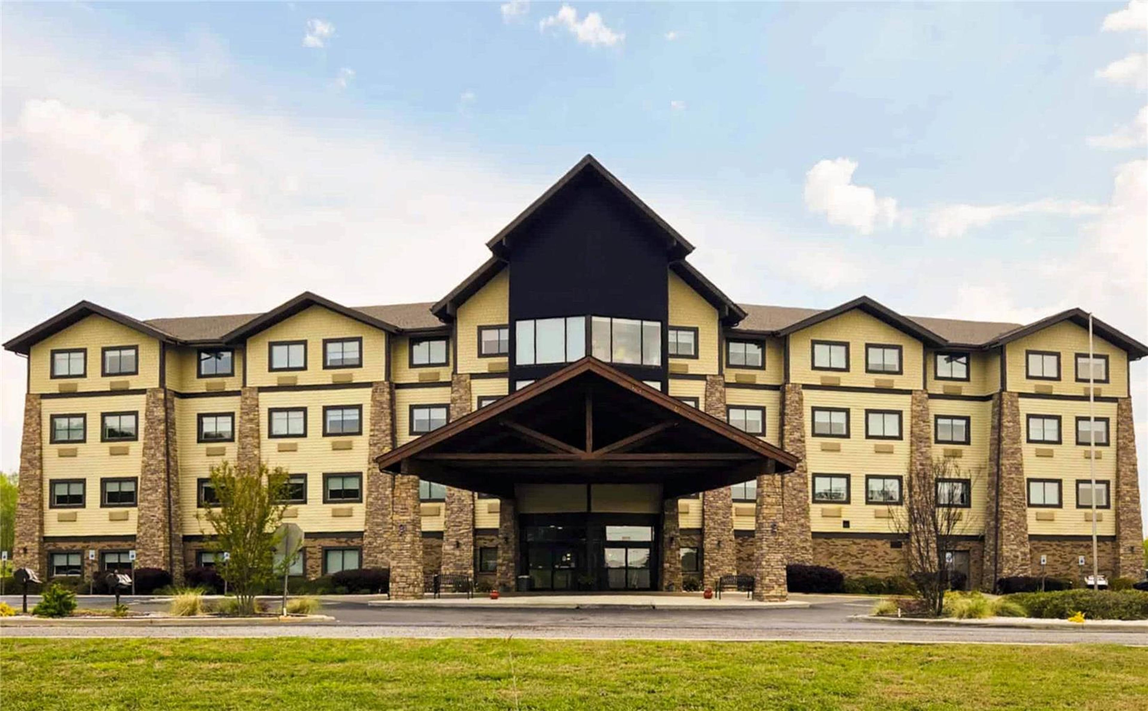 COMFORT INN AND SUITES NEAR LAKE GU
