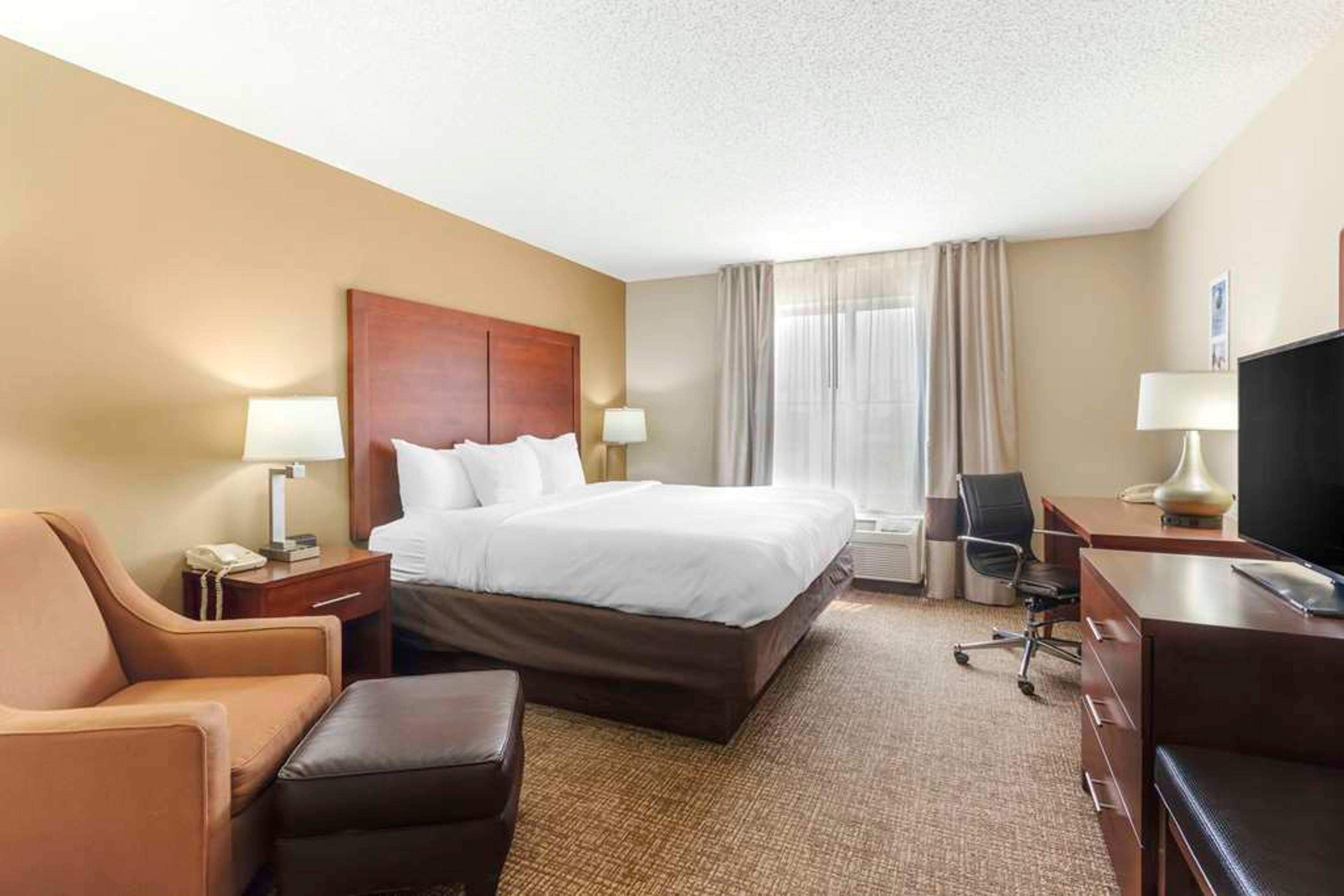 COMFORT INN & SUITES