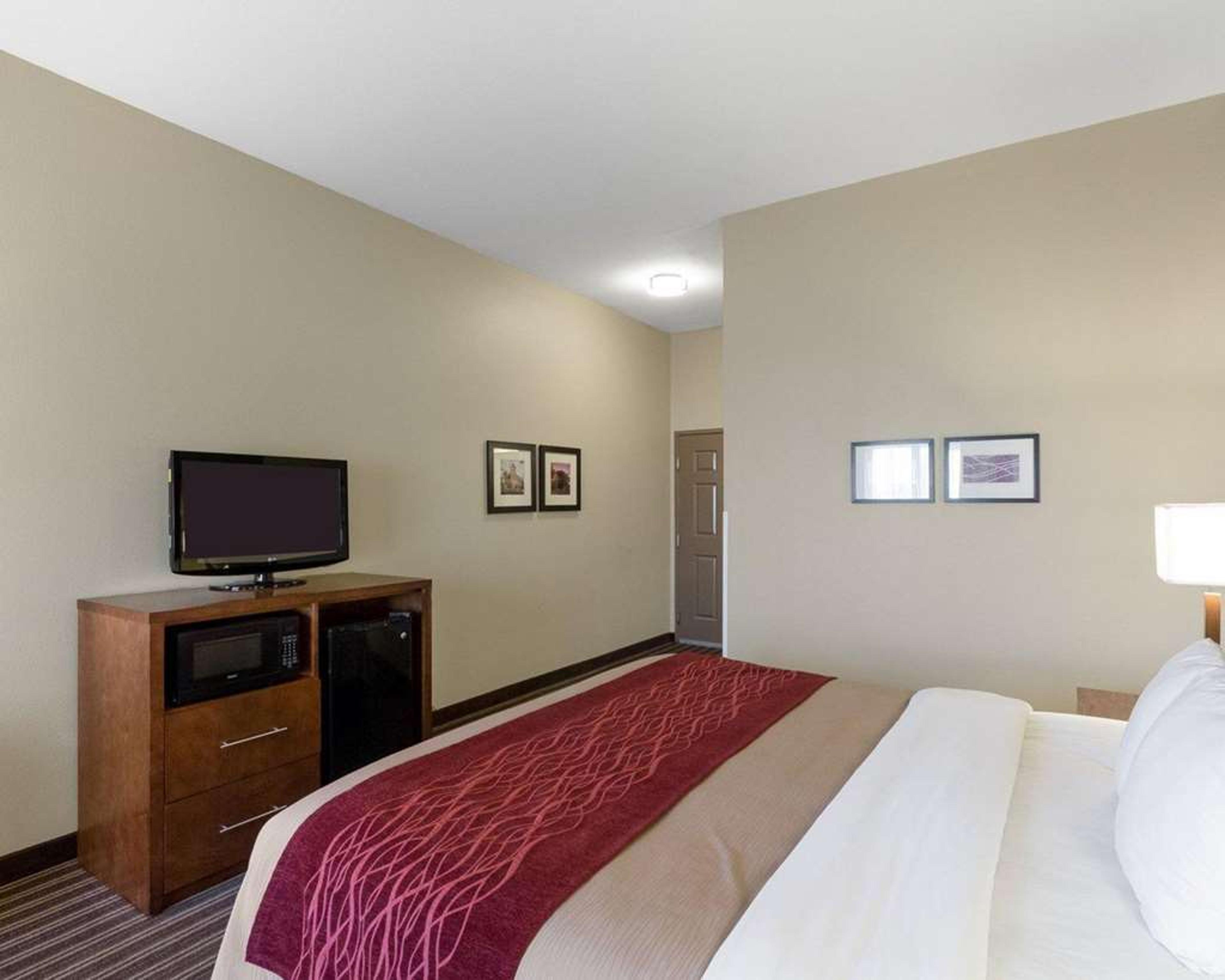 COMFORT INN AND SUITES FAYETTEVILLE
