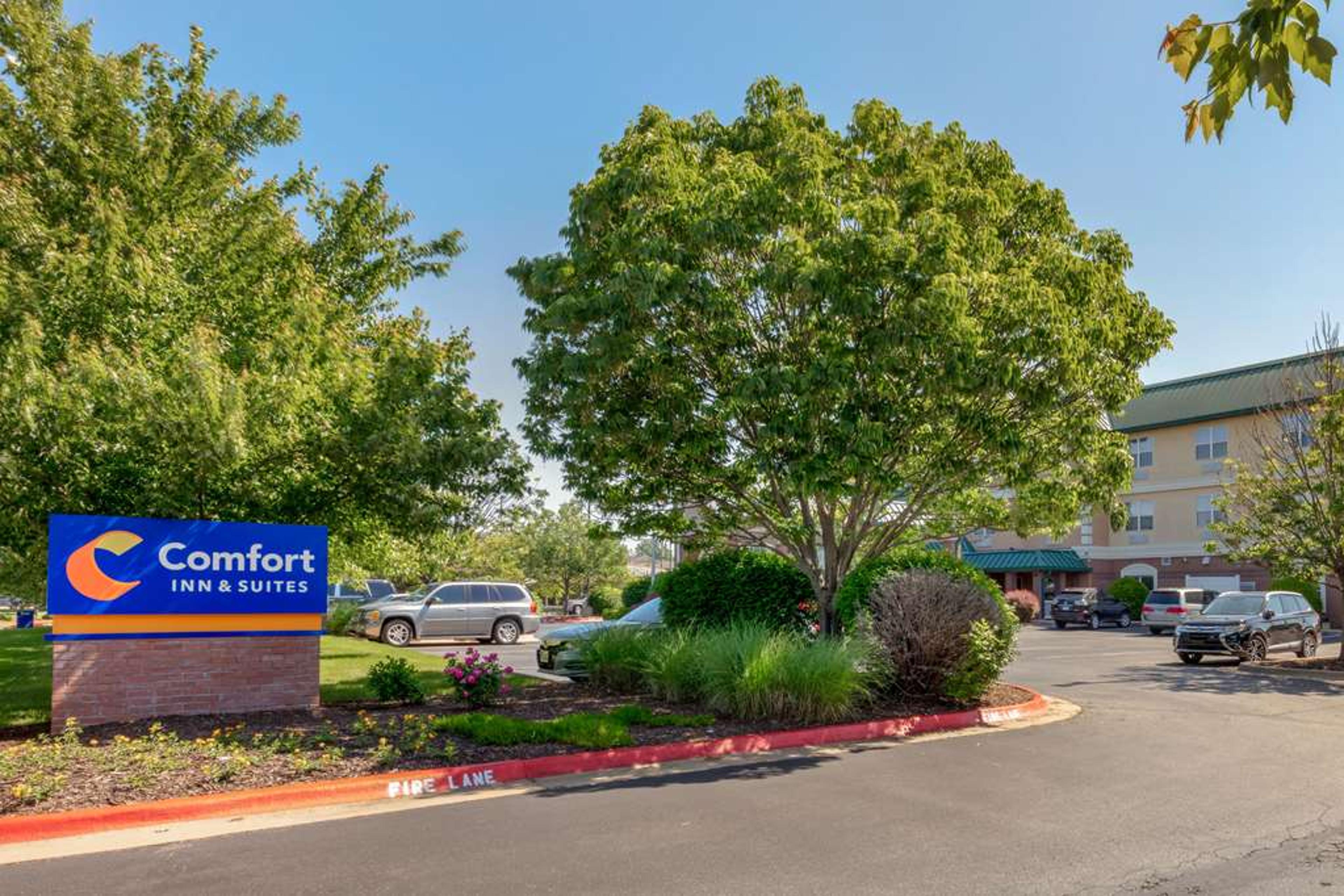 COMFORT INN AND SUITES FAYETTEVILLE