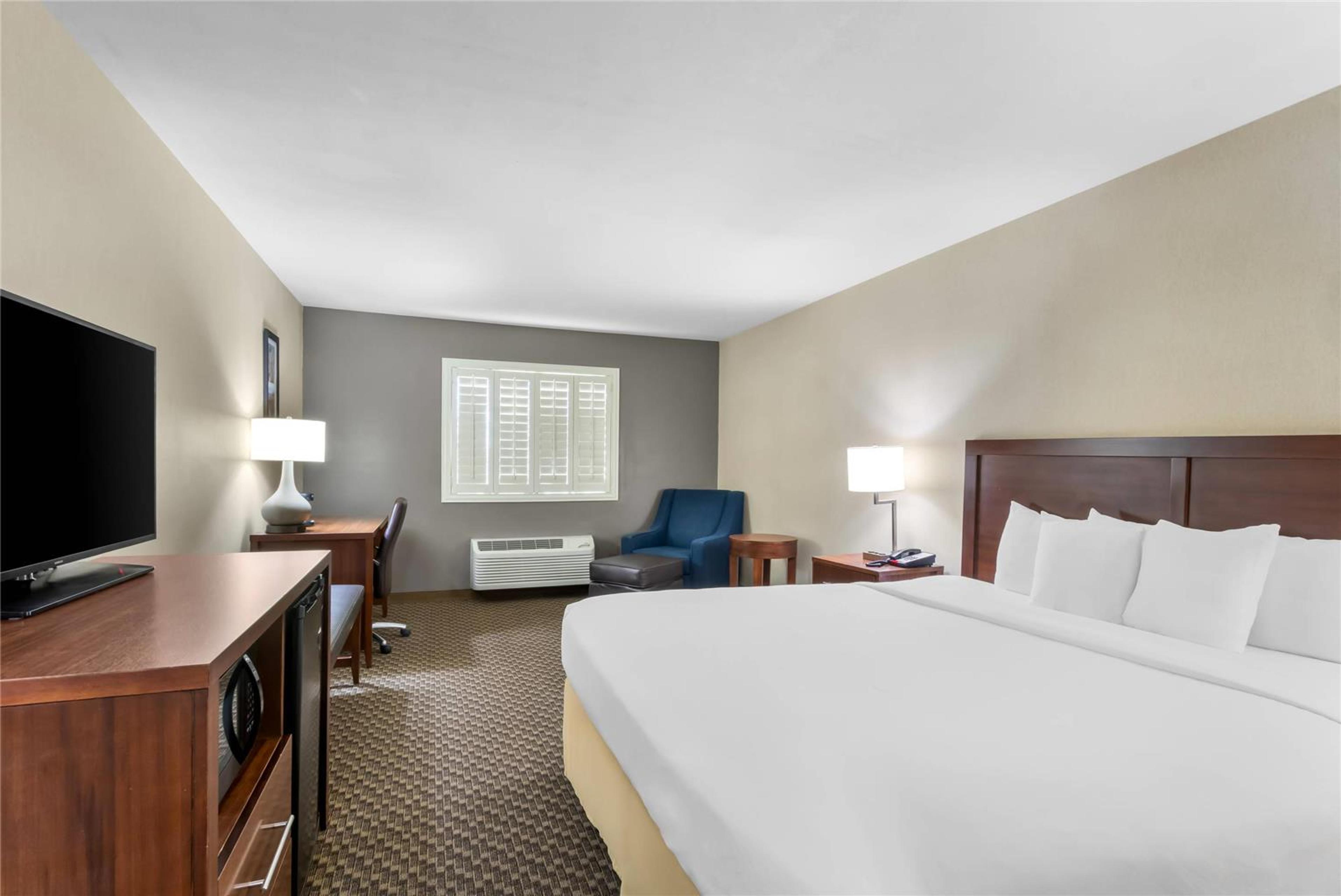 COMFORT INN AND SUITES THATCHER - S