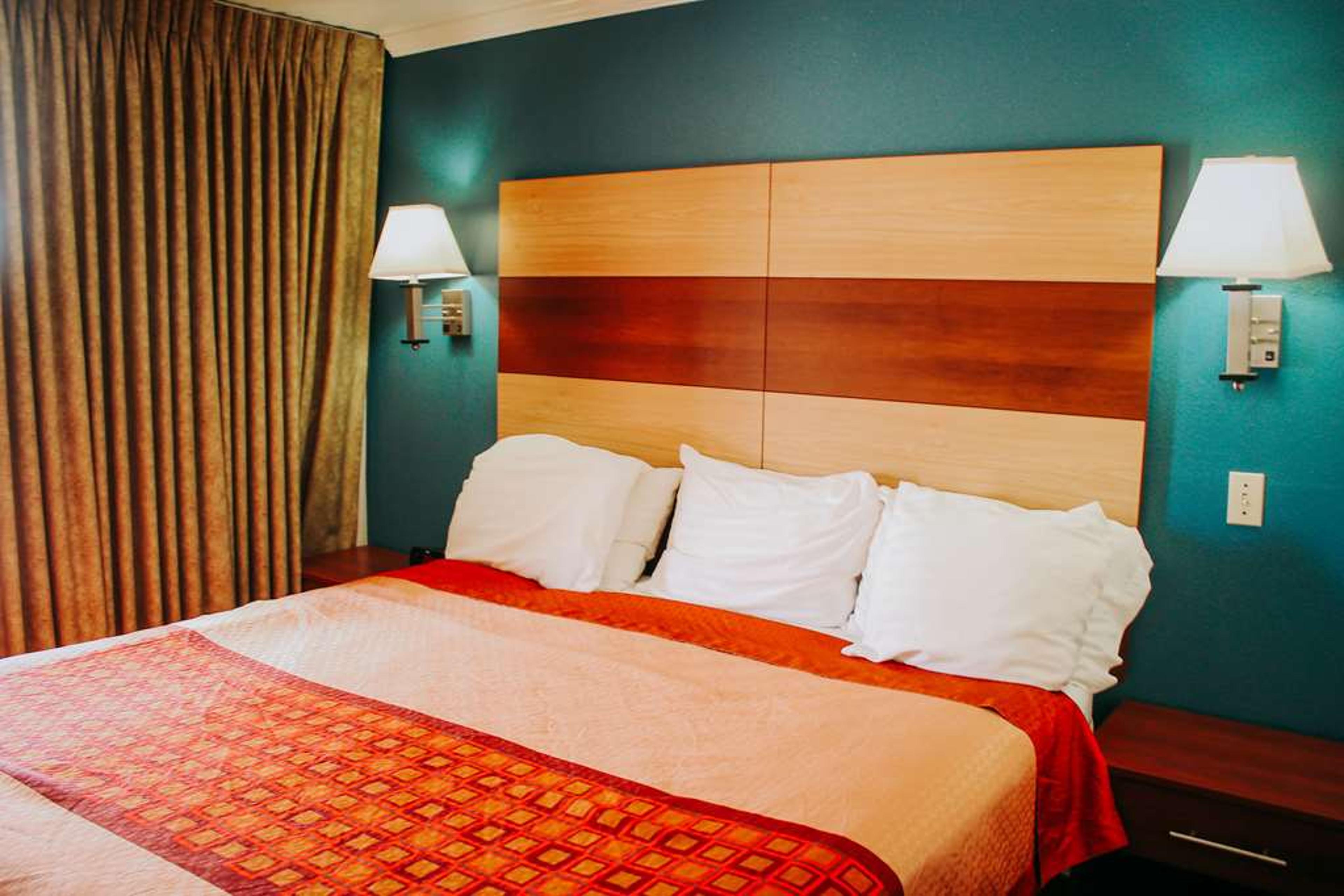 RODEWAY INN & SUITES
