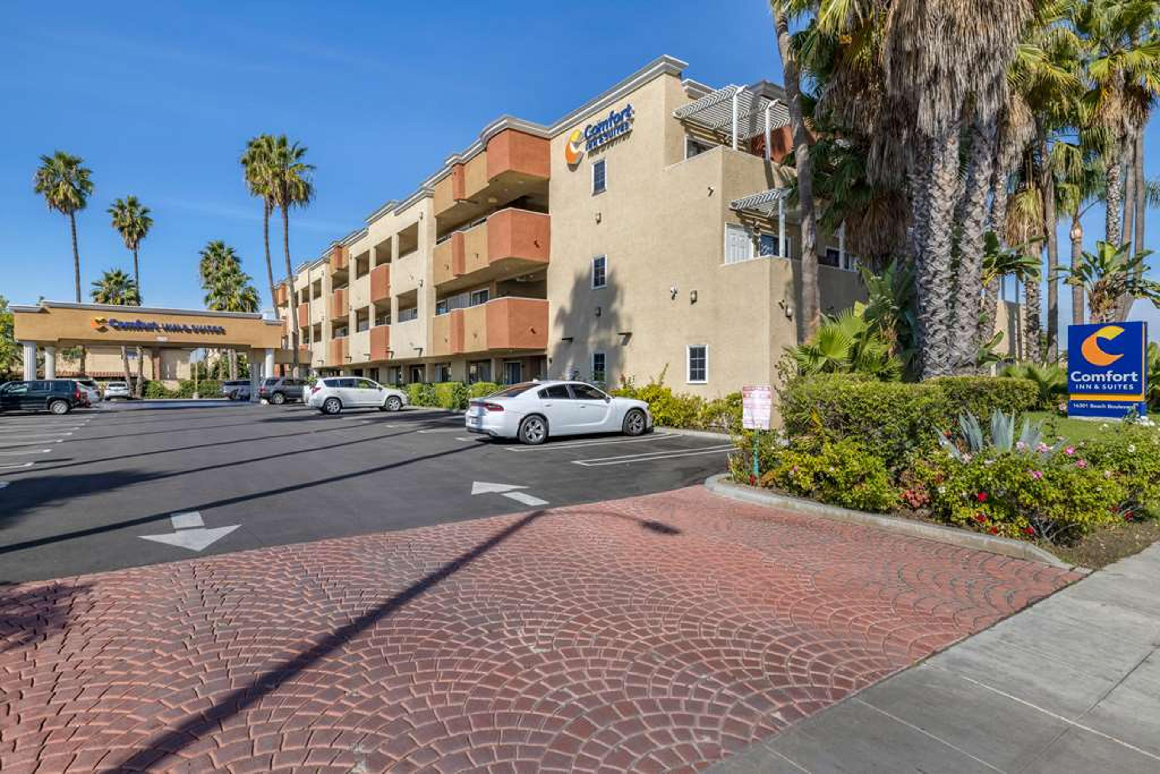 COMFORT INN AND SUITES HUNTINGTON B