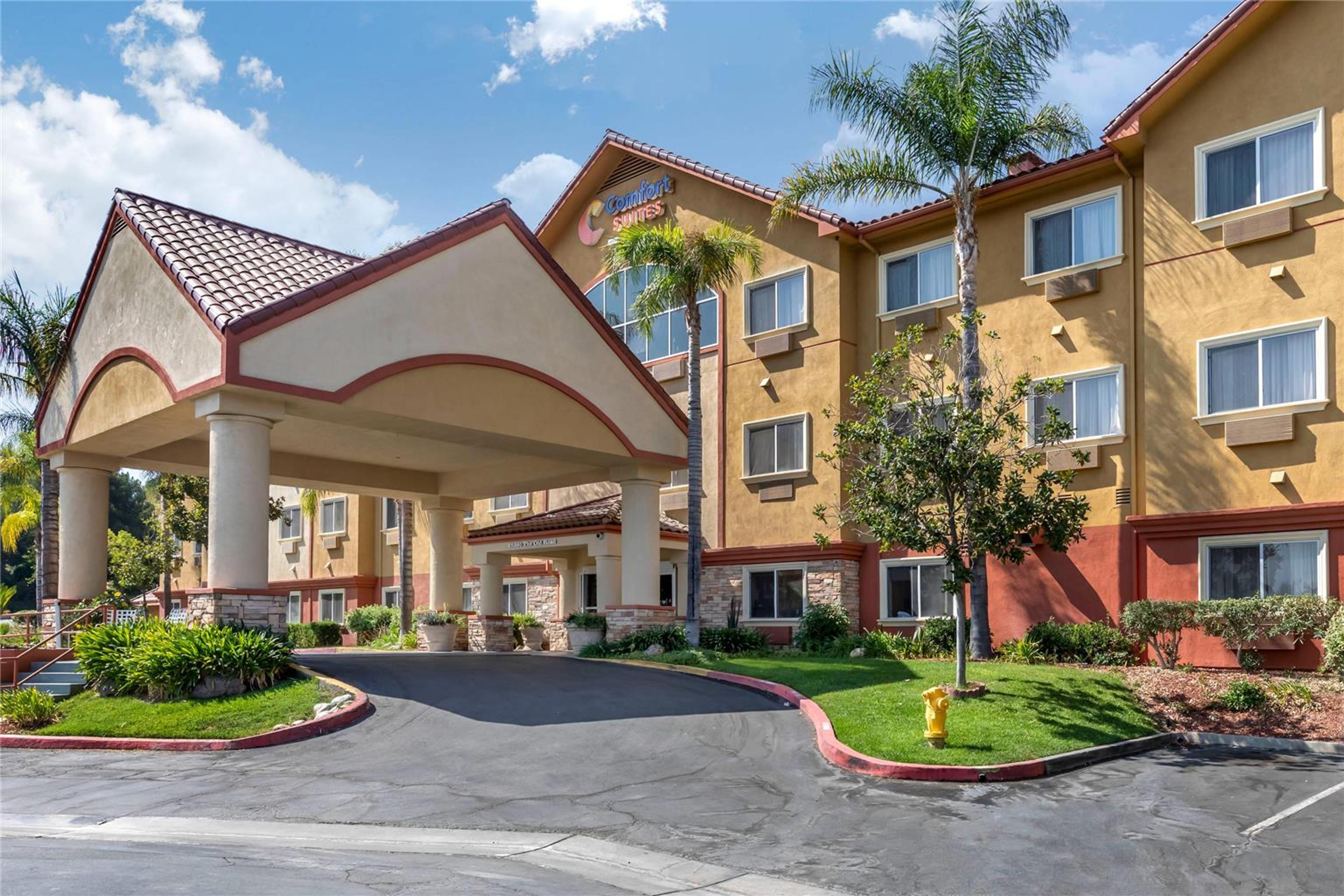 COMFORT SUITES NEAR SIX FLAGS MAGIC
