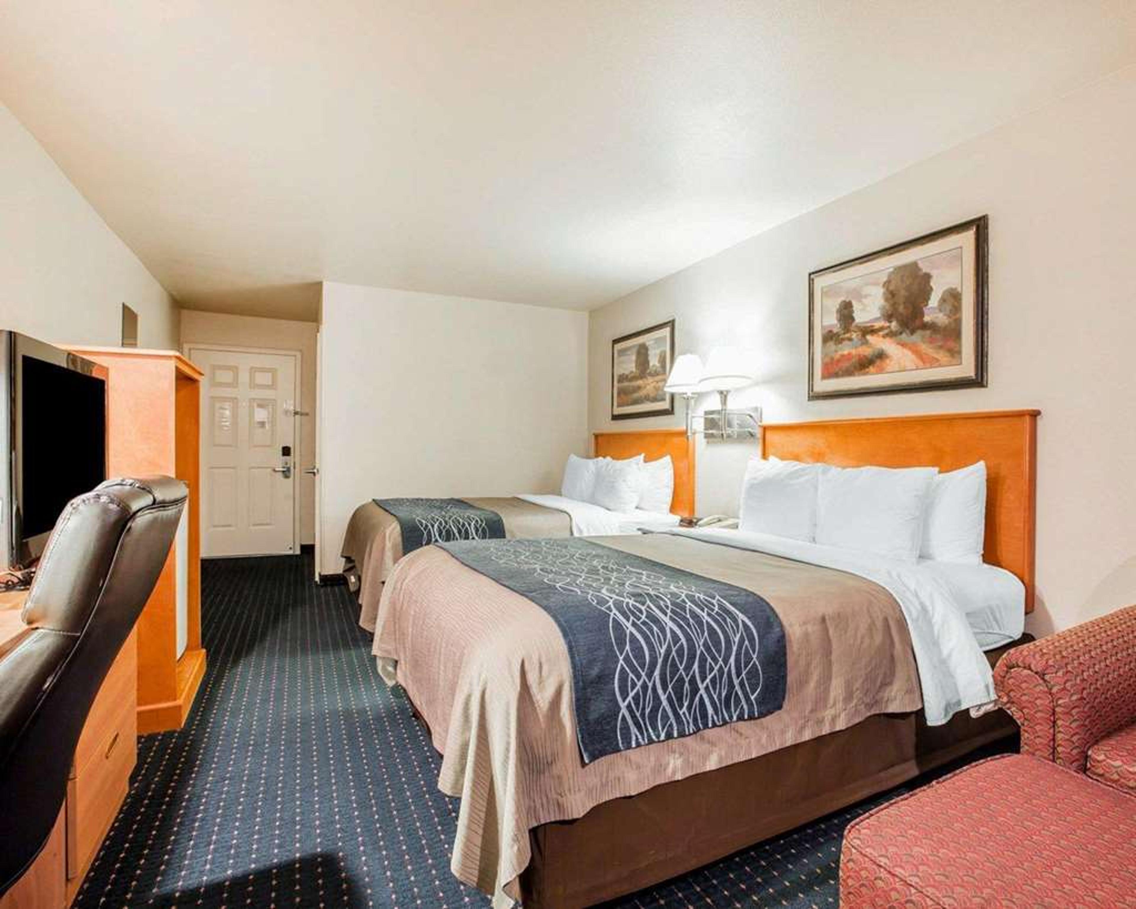 COMFORT INN & SUITES