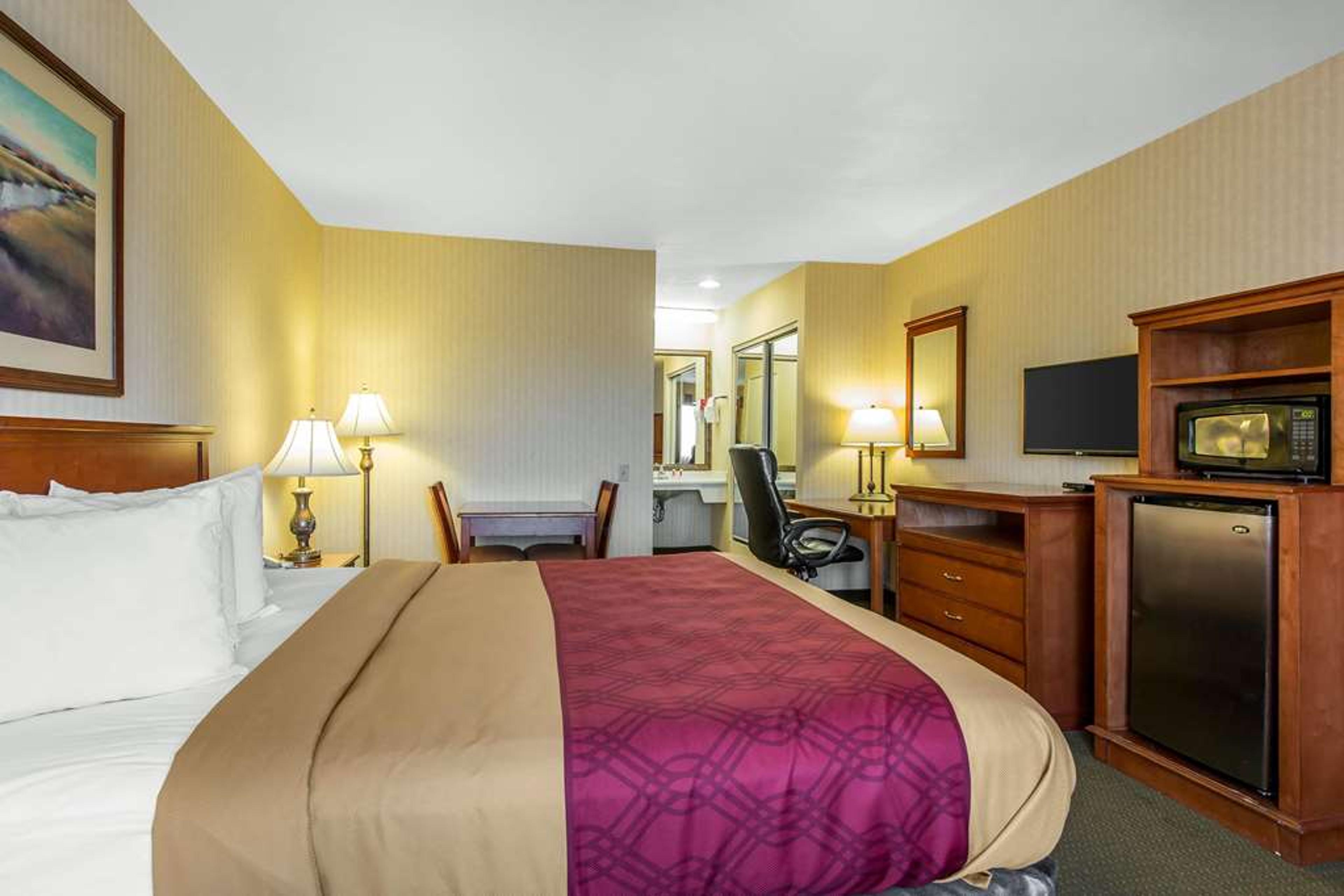 ECONO LODGE INN & SUITES RIVERSIDE