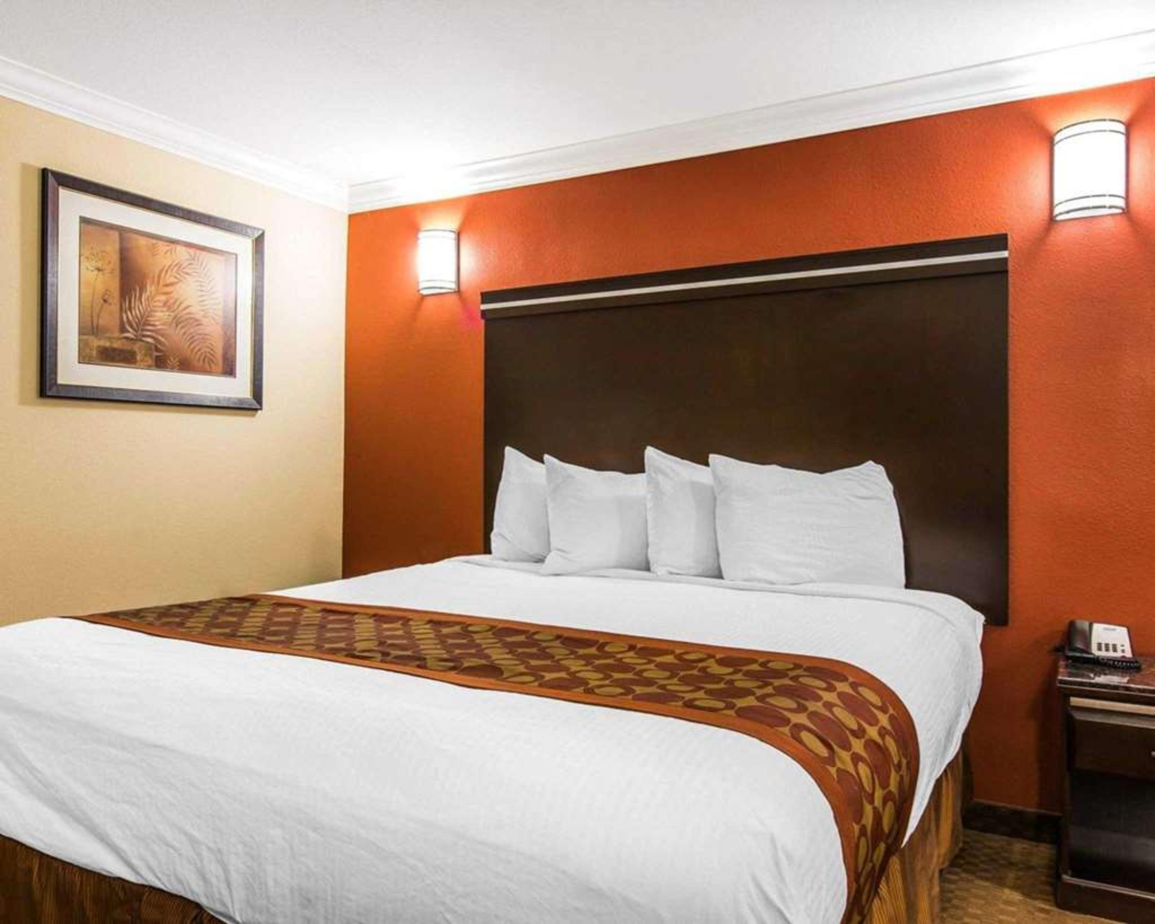 RODEWAY INN AND SUITES CORONA