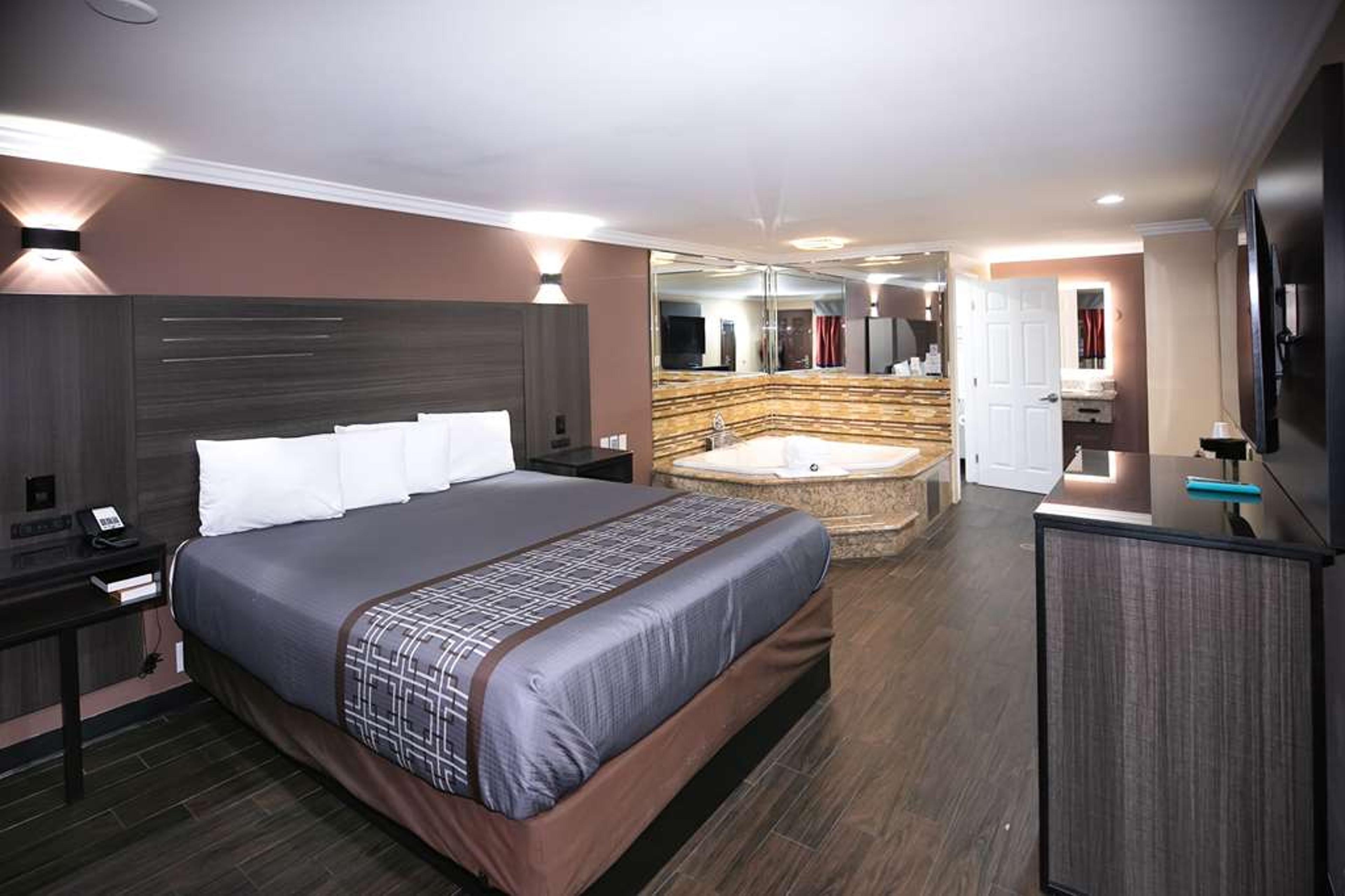 RODEWAY INN & SUITES