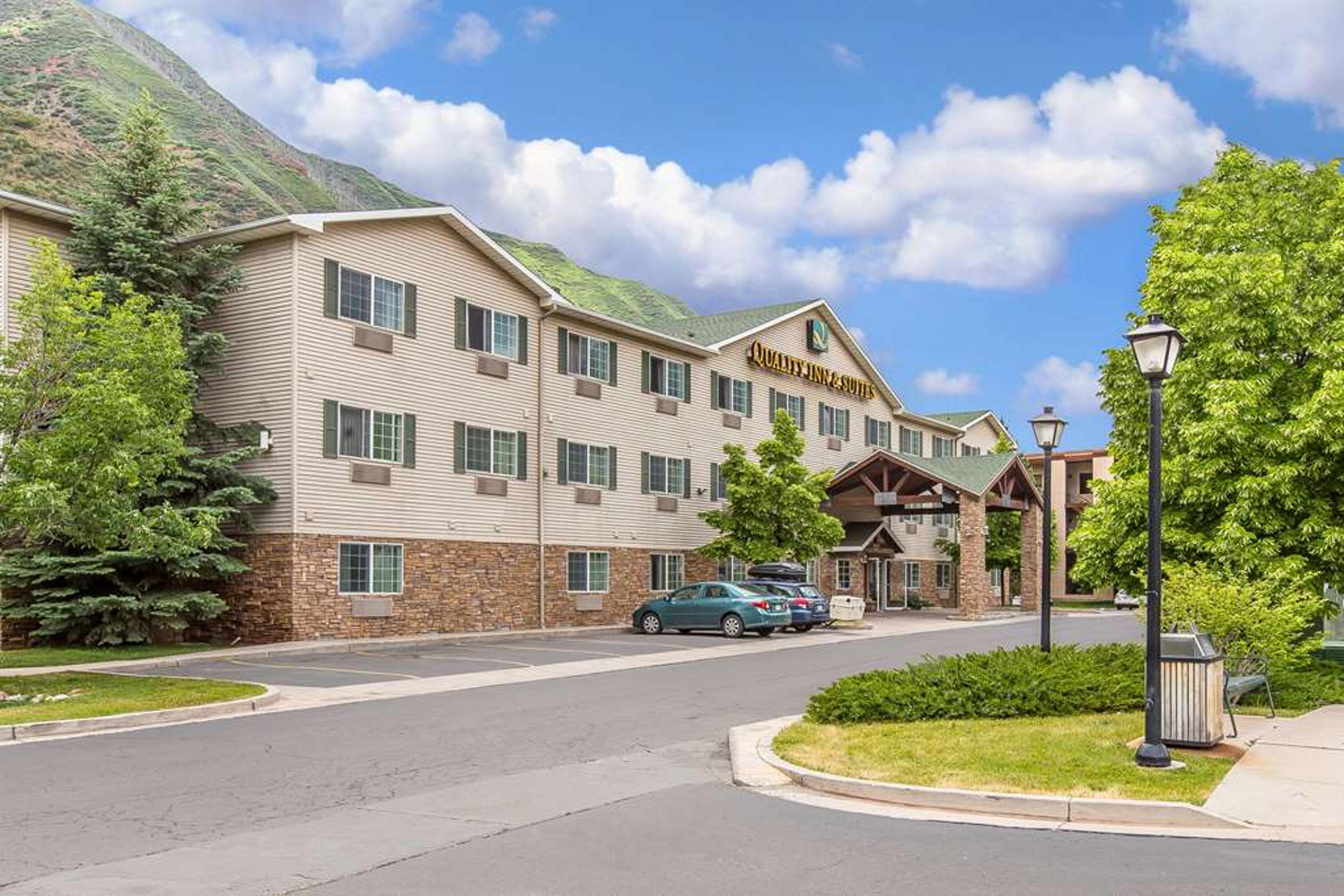 QUALITY INN & SUITES ON THE RIVER