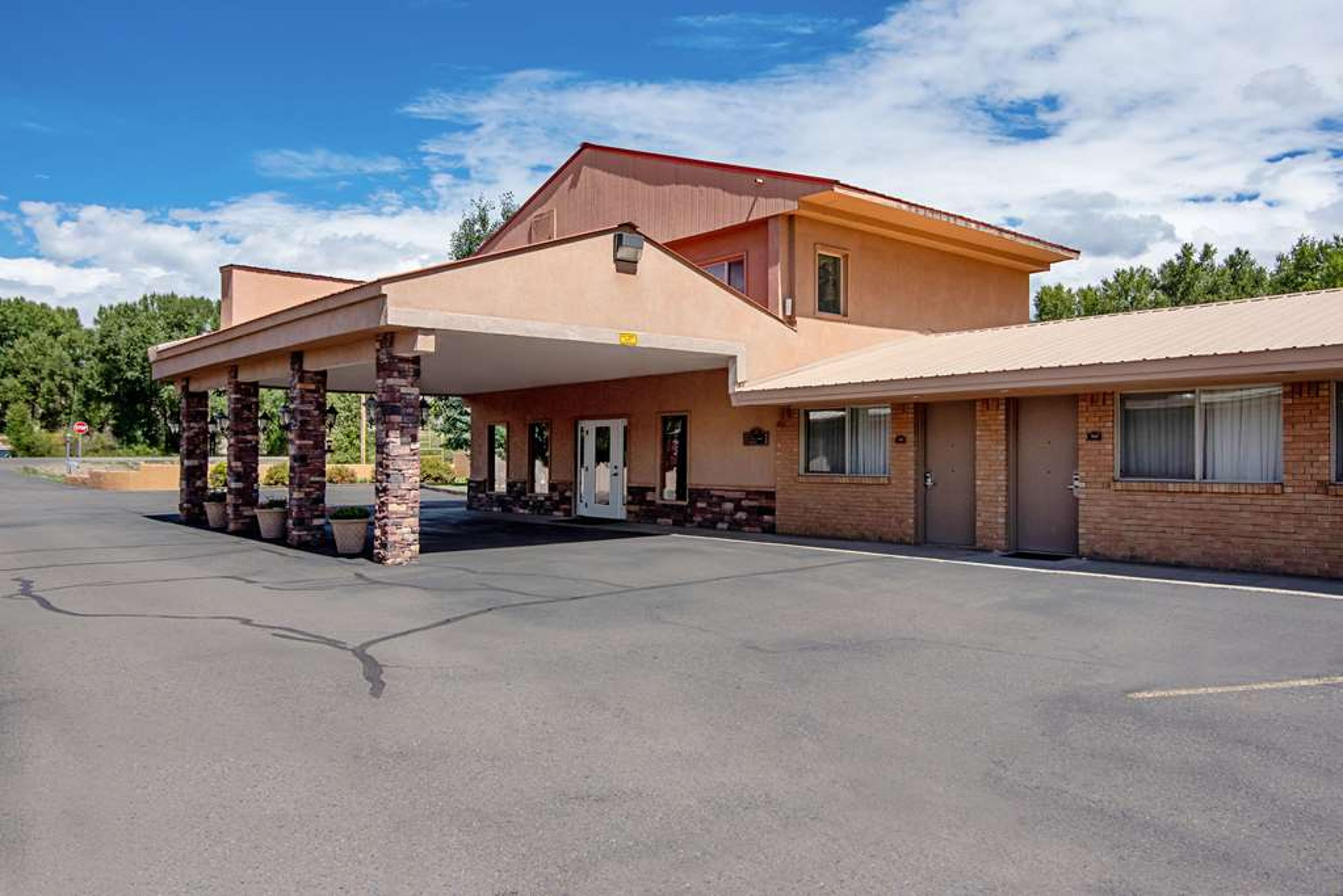 RODEWAY INN GUNNISON - CRESTED BUTT