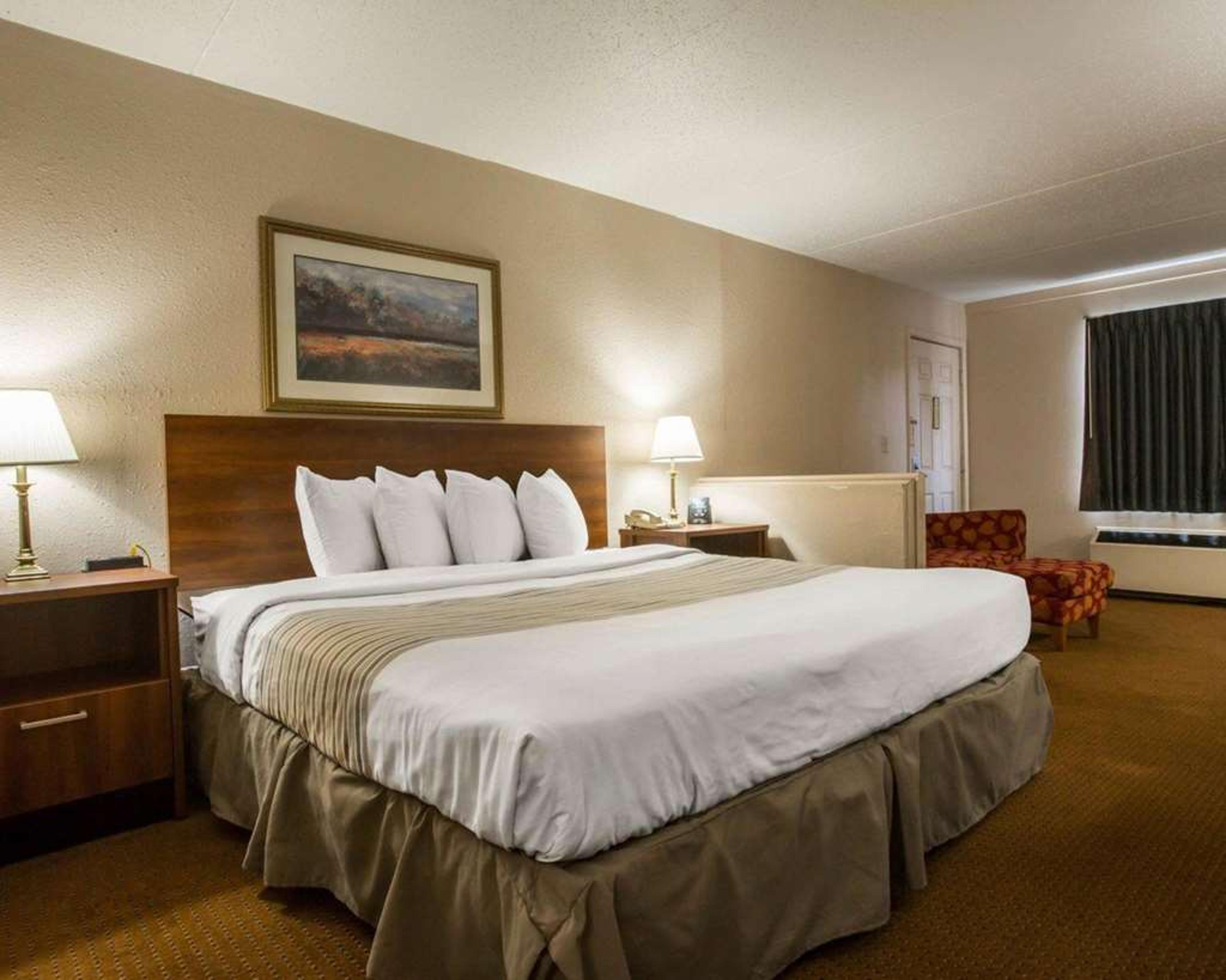 ECONO LODGE INN AND SUITES COLUMBUS