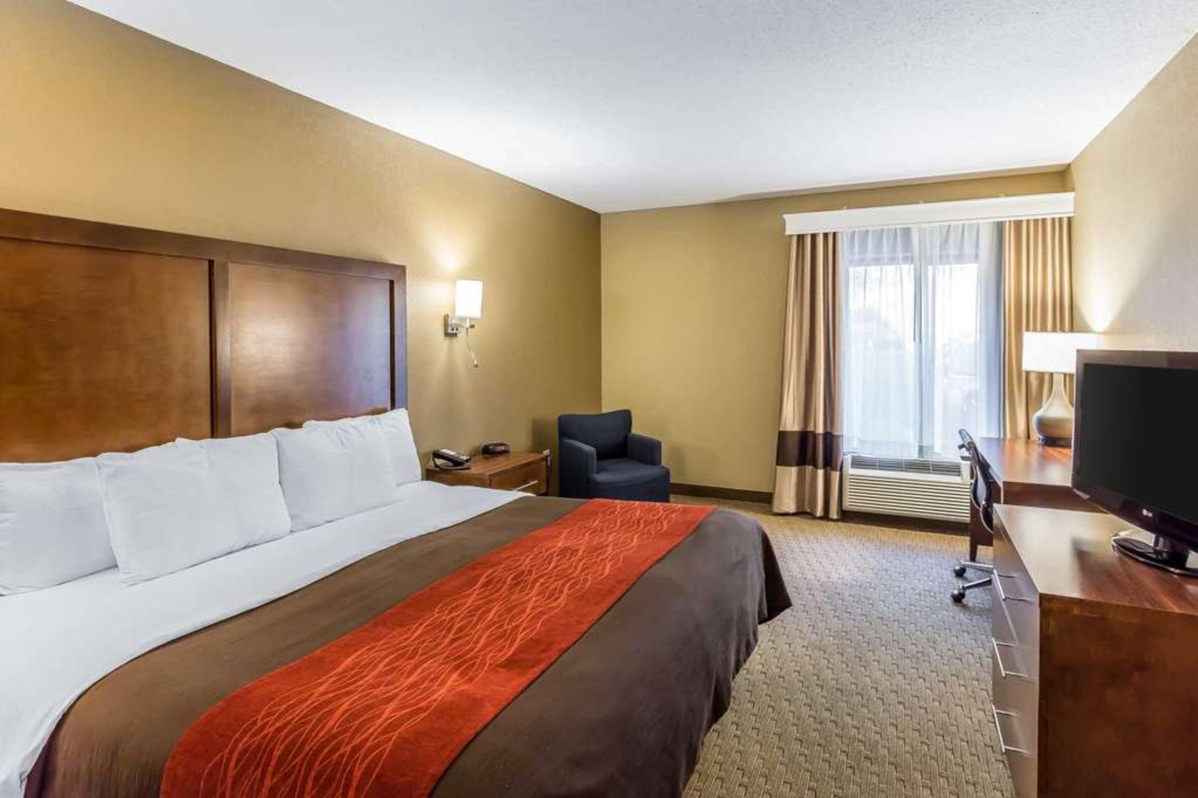 COMFORT INN & SUITES