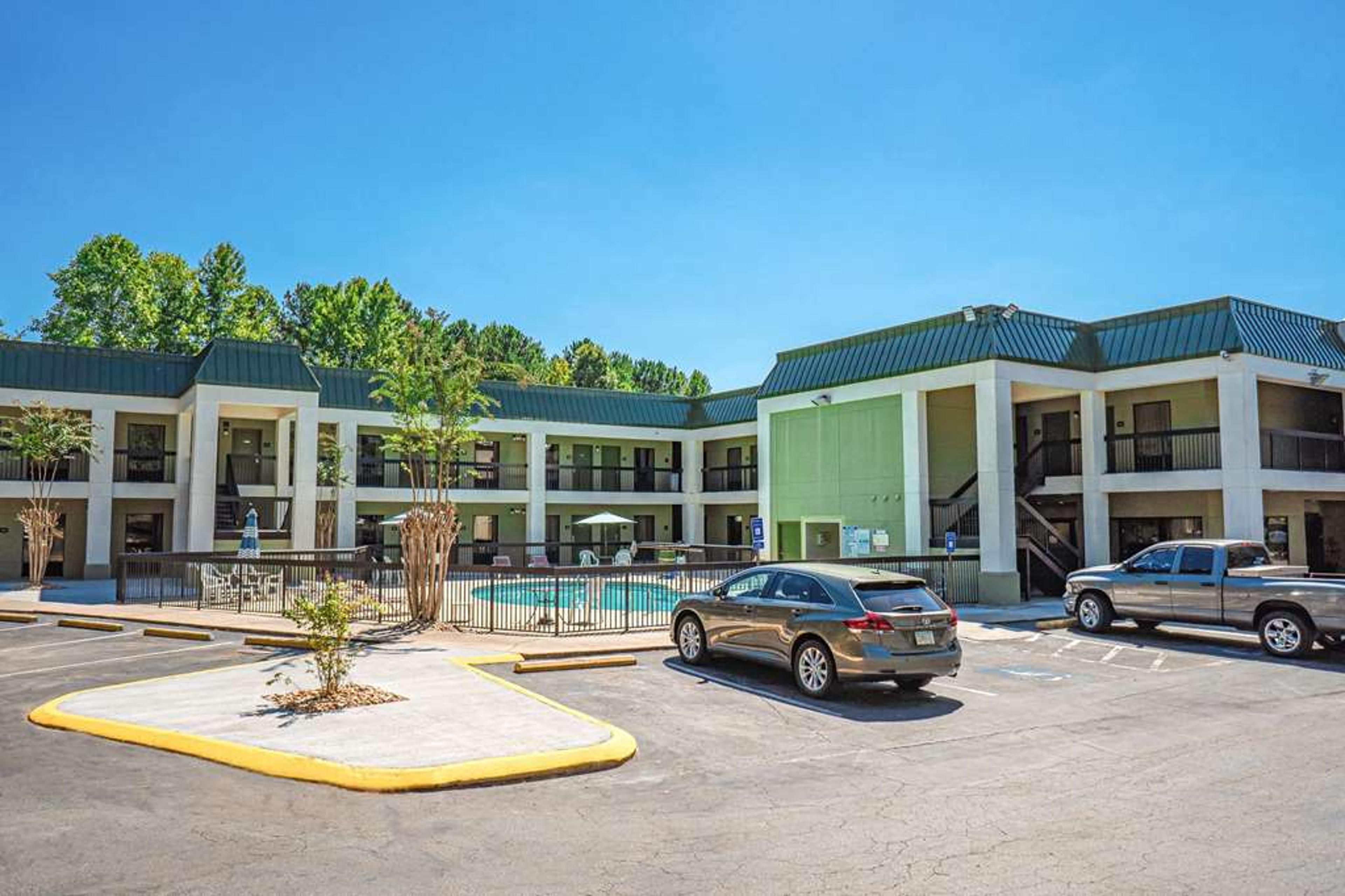 QUALITY INN AND SUITES NEAR SIX FLA
