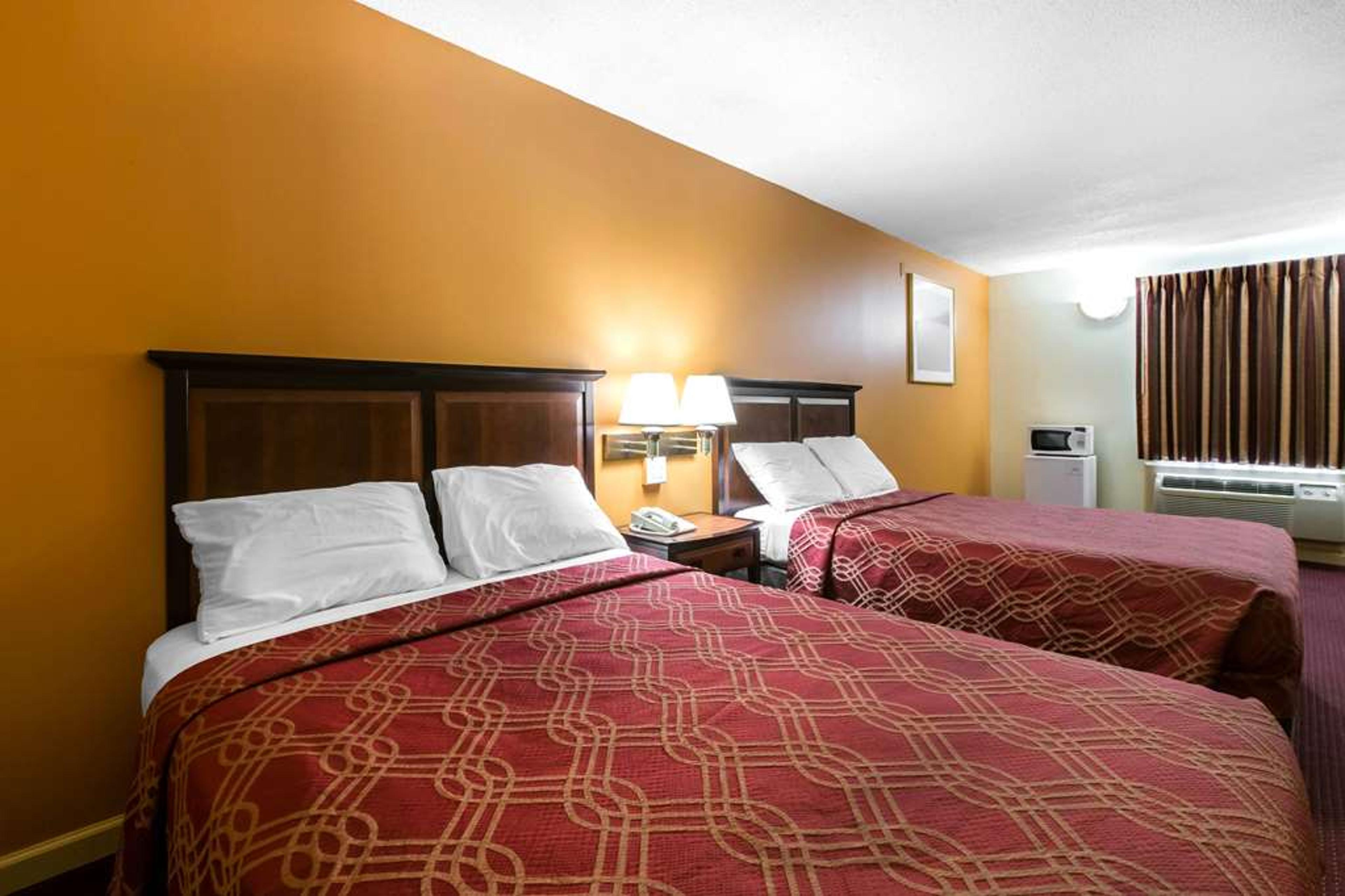 ECONO LODGE AT SIX FLAGS