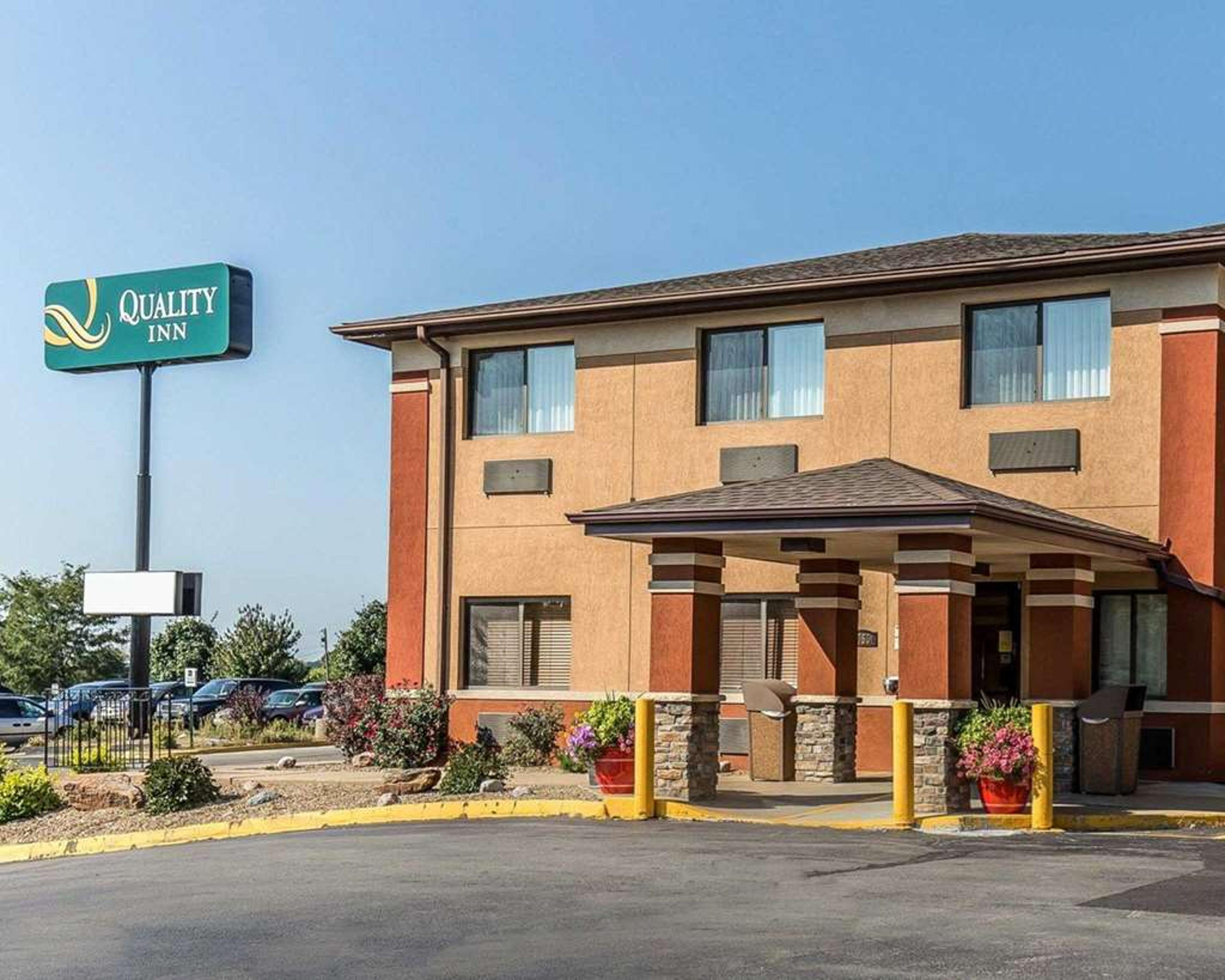 QUALITY INN AT COLLINS ROAD - CEDAR